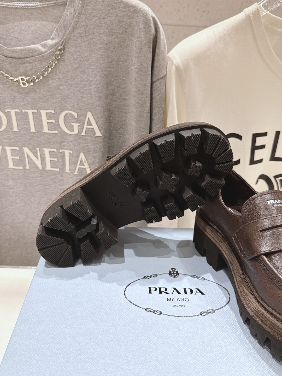 高版本出厂 Prada* 普拉达F027 ss26new arrival~P家2026ss新品三角扣单鞋乐福鞋休闲 高版本出厂 Prada* 普拉达F027 ss26new arrival~P家2026ss新品三角扣单鞋乐福鞋休闲