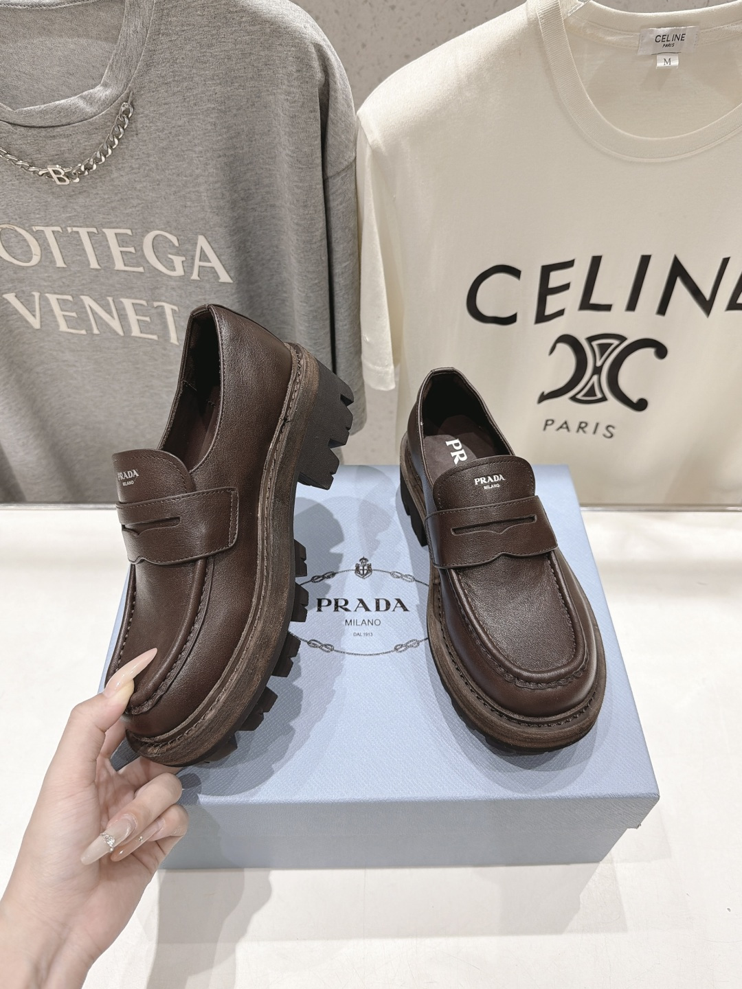 高版本出厂 Prada* 普拉达F027 ss26new arrival~P家2026ss新品三角扣单鞋乐福鞋休闲 高版本出厂 Prada* 普拉达F027 ss26new arrival~P家2026ss新品三角扣单鞋乐福鞋休闲