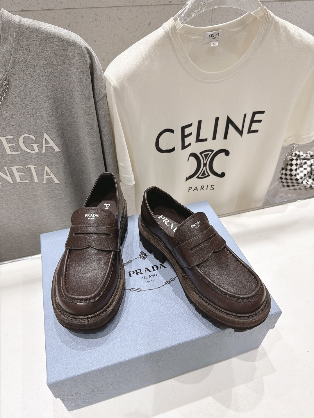 高版本出厂 Prada* 普拉达F027 ss26new arrival~P家2026ss新品三角扣单鞋乐福鞋休闲 高版本出厂 Prada* 普拉达F027 ss26new arrival~P家2026ss新品三角扣单鞋乐福鞋休闲
