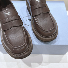高版本出厂 Prada* 普拉达F027 ss26new arrival~P家2026ss新品三角扣单鞋乐福鞋休闲 高版本出厂 Prada* 普拉达F027 ss26new arrival~P家2026ss新品三角扣单鞋乐福鞋休闲