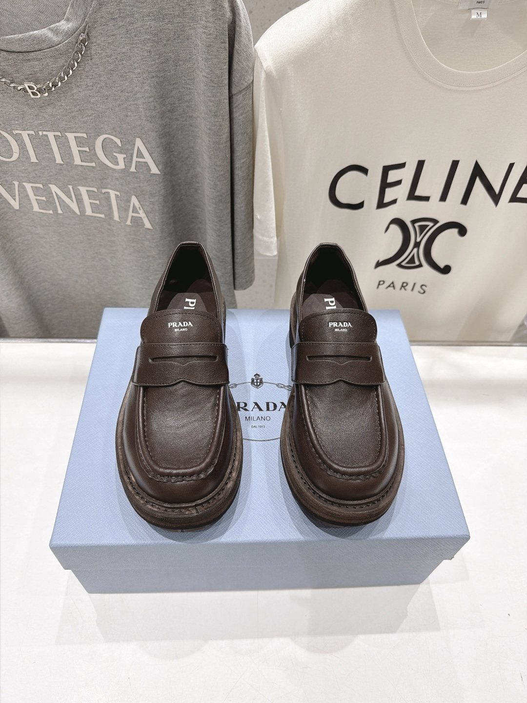 高版本出厂 Prada* 普拉达F027 ss26new arrival~P家2026ss新品三角扣单鞋乐福鞋休闲 高版本出厂 Prada* 普拉达F027 ss26new arrival~P家2026ss新品三角扣单鞋乐福鞋休闲