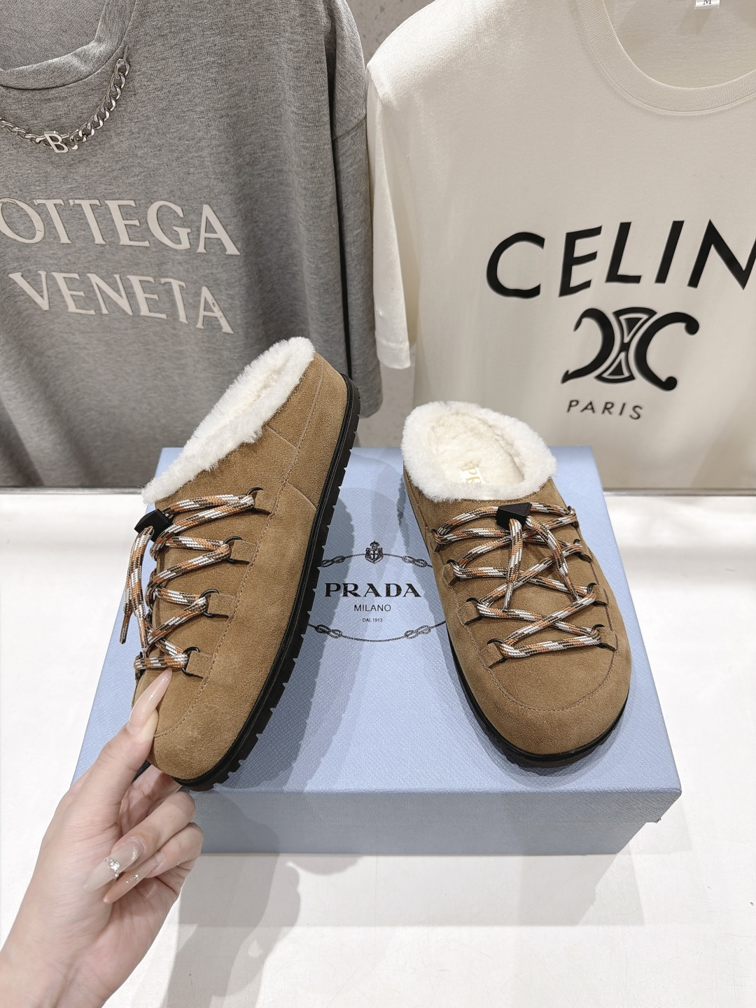 高版本出厂 Prada*普拉达F027 2026ss秋冬新款毛里居家半包毛毛鞋乐福鞋毛拖鞋✨闪亮登场✨ 时尚大方的 高版本出厂 Prada*普拉达F027 2026ss秋冬新款毛里居家半包毛毛鞋乐福鞋毛拖鞋✨闪亮登场✨ 时尚大方的