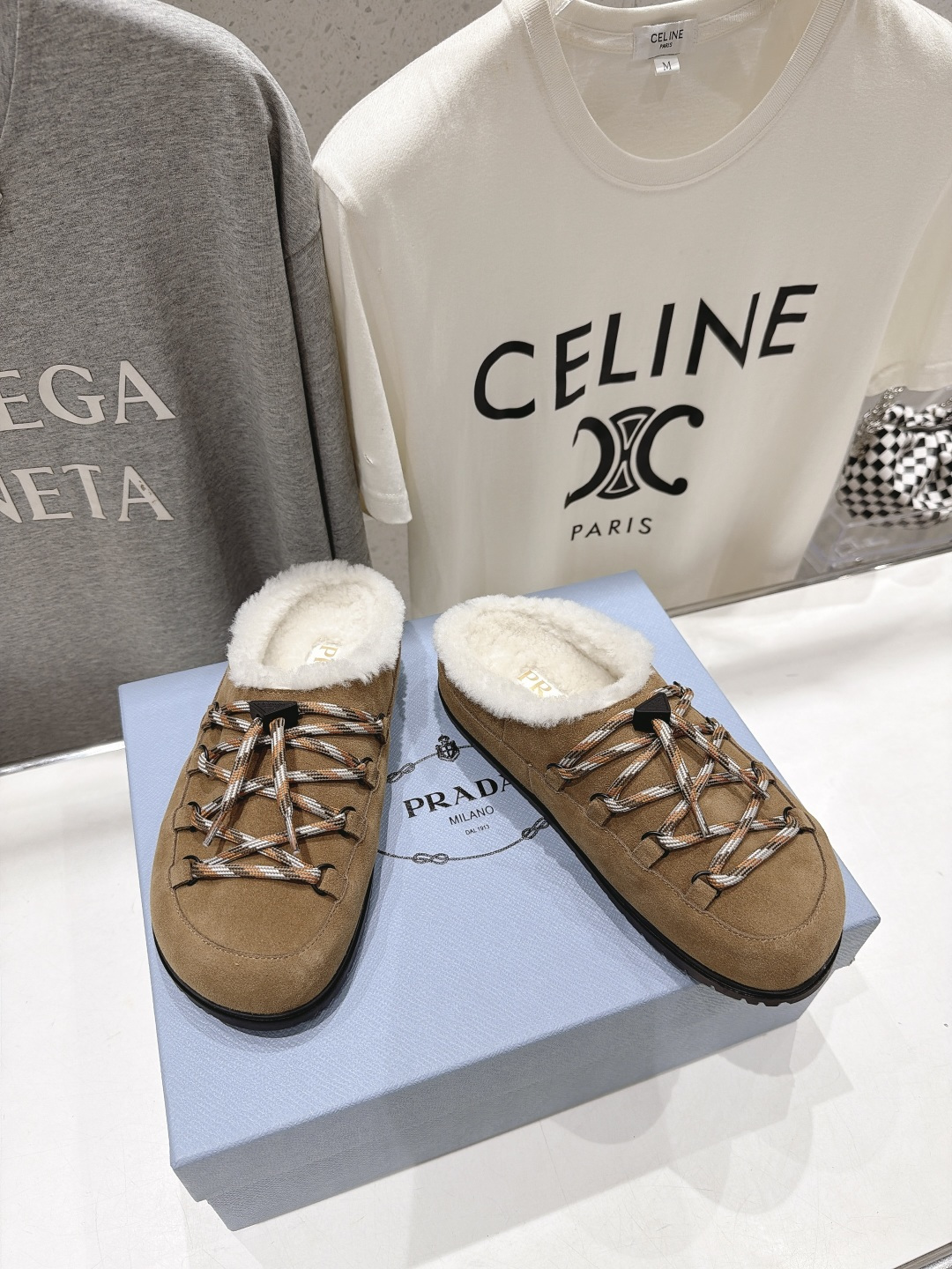 高版本出厂 Prada*普拉达F027 2026ss秋冬新款毛里居家半包毛毛鞋乐福鞋毛拖鞋✨闪亮登场✨ 时尚大方的 高版本出厂 Prada*普拉达F027 2026ss秋冬新款毛里居家半包毛毛鞋乐福鞋毛拖鞋✨闪亮登场✨ 时尚大方的