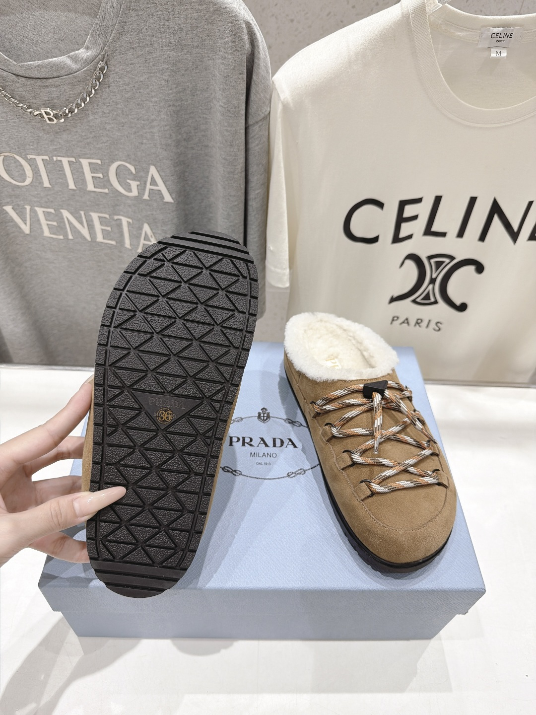 高版本出厂 Prada*普拉达F027 2026ss秋冬新款毛里居家半包毛毛鞋乐福鞋毛拖鞋✨闪亮登场✨ 时尚大方的 高版本出厂 Prada*普拉达F027 2026ss秋冬新款毛里居家半包毛毛鞋乐福鞋毛拖鞋✨闪亮登场✨ 时尚大方的