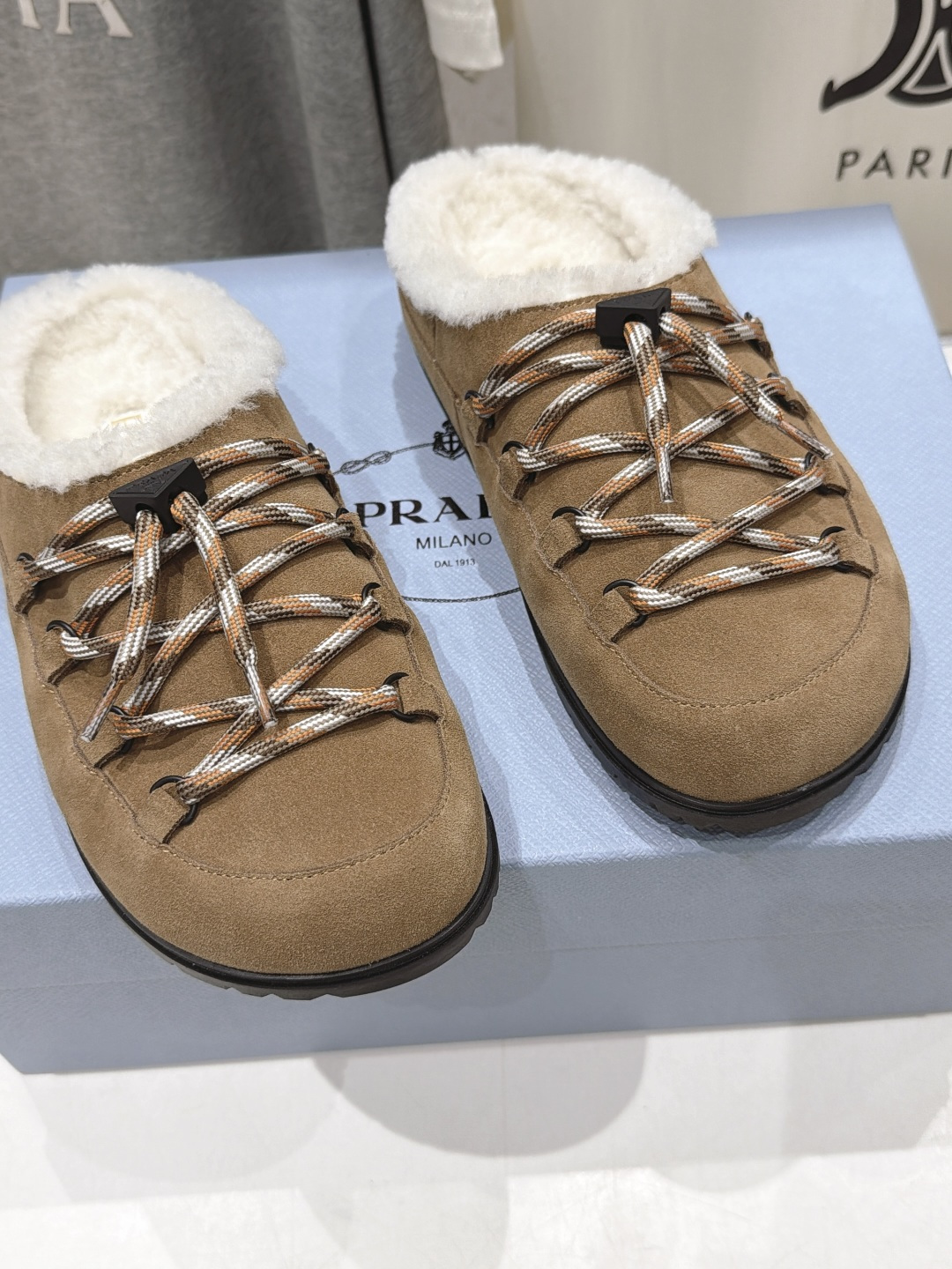 高版本出厂 Prada*普拉达F027 2026ss秋冬新款毛里居家半包毛毛鞋乐福鞋毛拖鞋✨闪亮登场✨ 时尚大方的 高版本出厂 Prada*普拉达F027 2026ss秋冬新款毛里居家半包毛毛鞋乐福鞋毛拖鞋✨闪亮登场✨ 时尚大方的