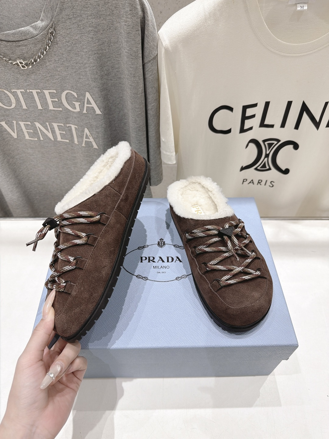 高版本出厂 Prada*普拉达F027 2026ss秋冬新款毛里居家半包毛毛鞋乐福鞋毛拖鞋✨闪亮登场✨ 时尚大方的 高版本出厂 Prada*普拉达F027 2026ss秋冬新款毛里居家半包毛毛鞋乐福鞋毛拖鞋✨闪亮登场✨ 时尚大方的