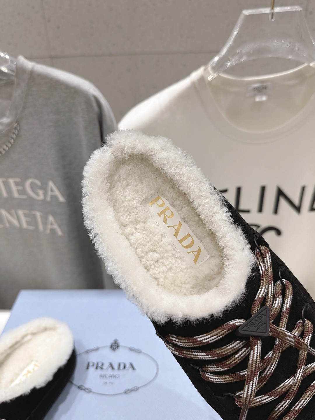 高版本出厂 Prada*普拉达F027 2026ss秋冬新款毛里居家半包毛毛鞋乐福鞋毛拖鞋✨闪亮登场✨ 时尚大方的 高版本出厂 Prada*普拉达F027 2026ss秋冬新款毛里居家半包毛毛鞋乐福鞋毛拖鞋✨闪亮登场✨ 时尚大方的