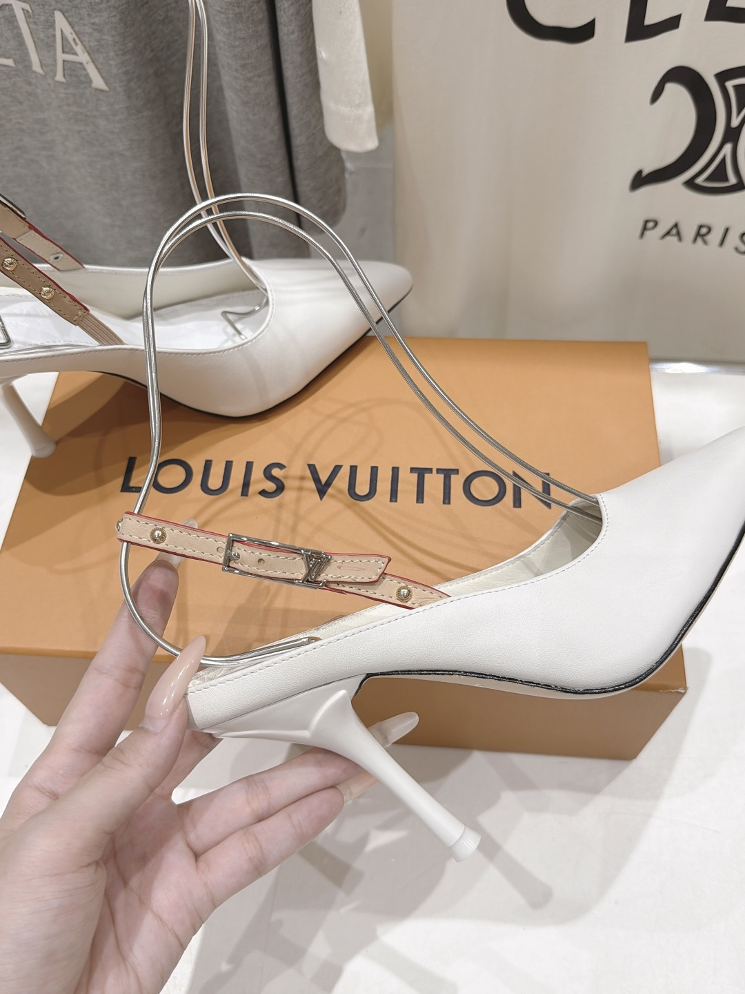 高版本出厂 Louis Vuitton ss26 new arrival LV驴牌夏季新款尖头后空高跟鞋凉鞋 简约精 高版本出厂 Louis Vuitton ss26 new arrival LV驴牌夏季新款尖头后空高跟鞋凉鞋 简约精