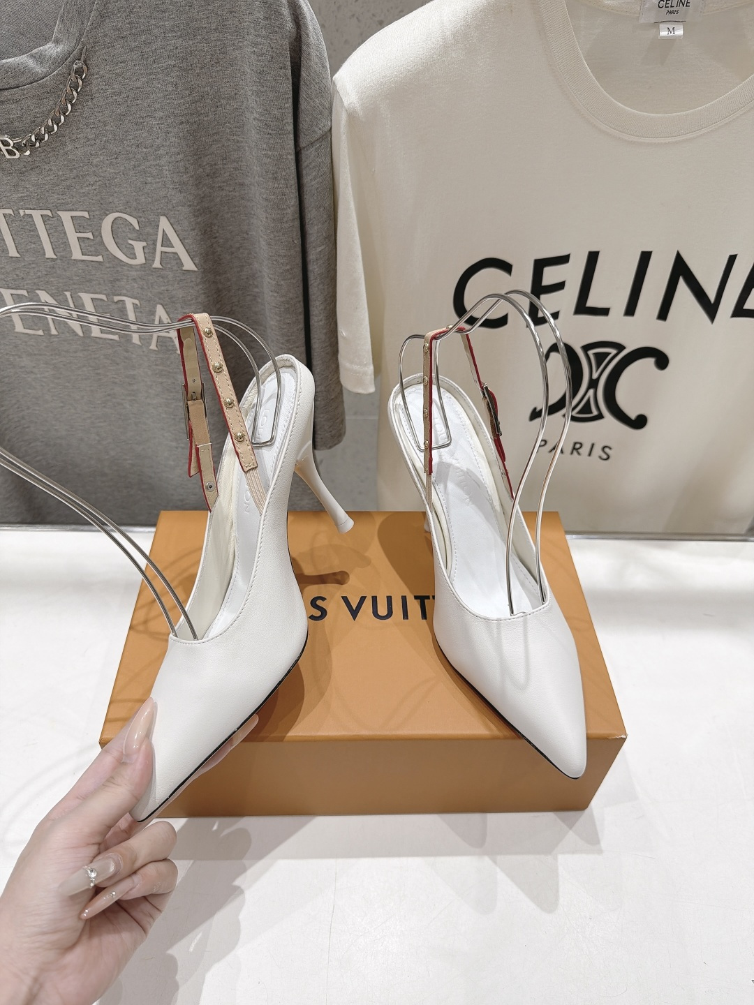 高版本出厂 Louis Vuitton ss26 new arrival LV驴牌夏季新款尖头后空高跟鞋凉鞋 简约精 高版本出厂 Louis Vuitton ss26 new arrival LV驴牌夏季新款尖头后空高跟鞋凉鞋 简约精