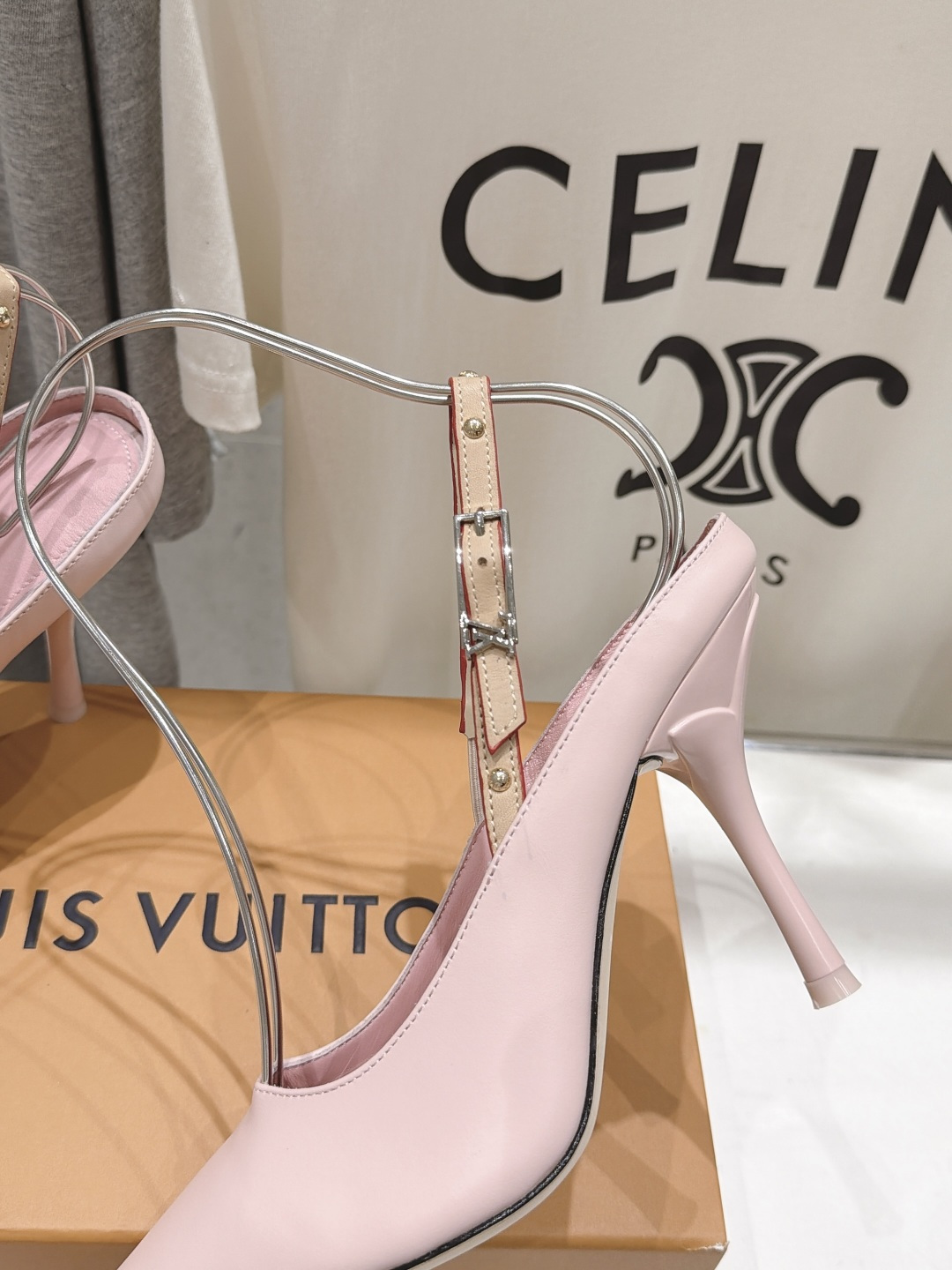 高版本出厂 Louis Vuitton ss26 new arrival LV驴牌夏季新款尖头后空高跟鞋凉鞋 简约精 高版本出厂 Louis Vuitton ss26 new arrival LV驴牌夏季新款尖头后空高跟鞋凉鞋 简约精