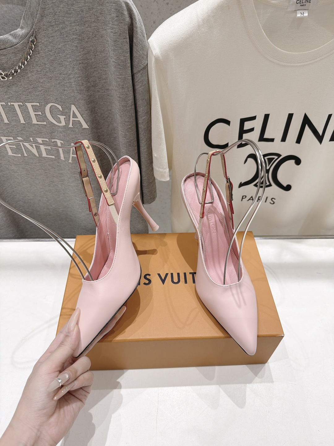 高版本出厂 Louis Vuitton ss26 new arrival LV驴牌夏季新款尖头后空高跟鞋凉鞋 简约精 高版本出厂 Louis Vuitton ss26 new arrival LV驴牌夏季新款尖头后空高跟鞋凉鞋 简约精