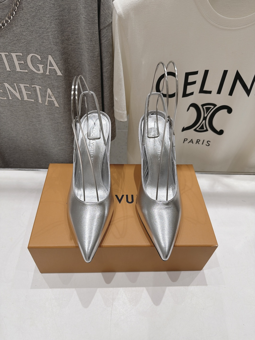 高版本出厂 Louis Vuitton ss26 new arrival LV驴牌夏季新款尖头后空高跟鞋凉鞋 简约精 高版本出厂 Louis Vuitton ss26 new arrival LV驴牌夏季新款尖头后空高跟鞋凉鞋 简约精