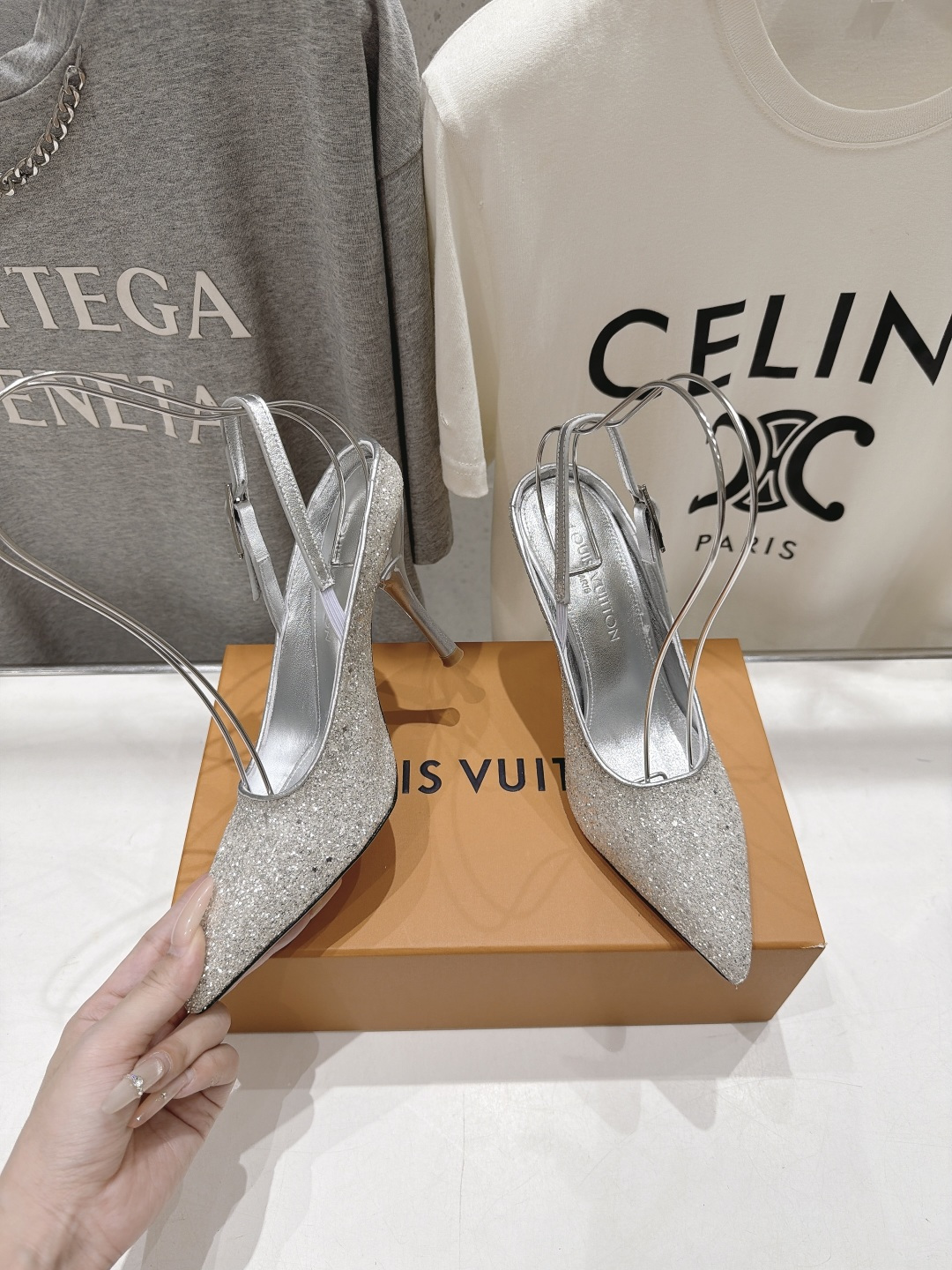高版本出厂 Louis Vuitton ss26 new arrival LV驴牌夏季新款尖头后空高跟鞋凉鞋 简约精 高版本出厂 Louis Vuitton ss26 new arrival LV驴牌夏季新款尖头后空高跟鞋凉鞋 简约精
