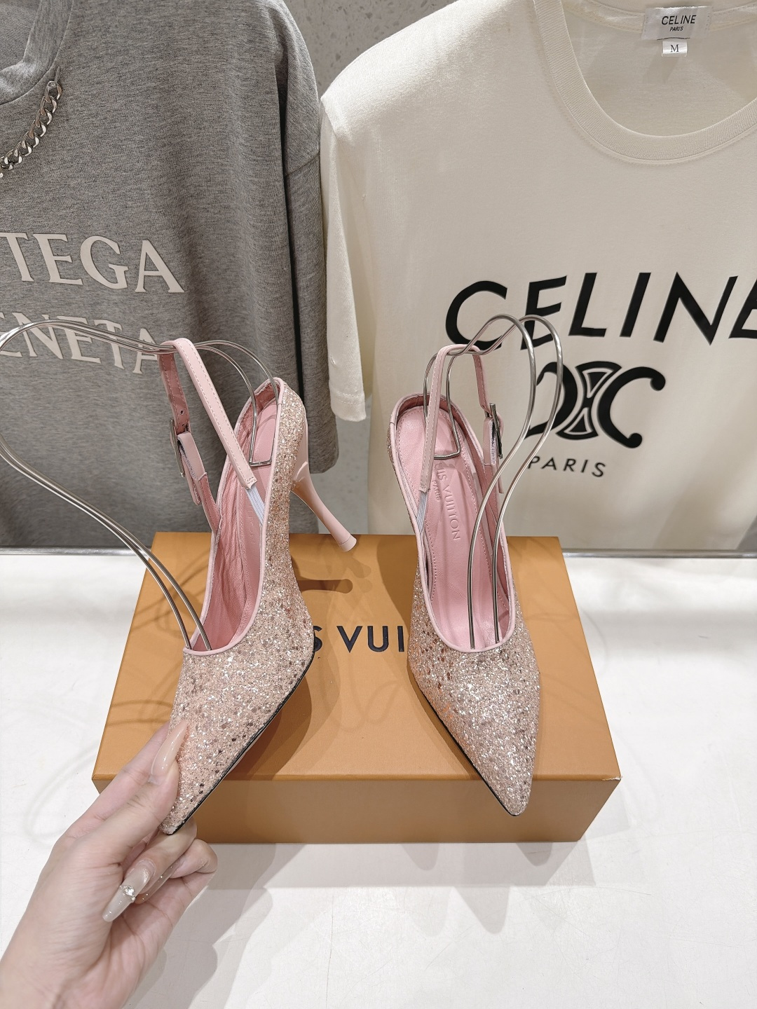高版本出厂 Louis Vuitton ss26 new arrival LV驴牌夏季新款尖头后空高跟鞋凉鞋 简约精 高版本出厂 Louis Vuitton ss26 new arrival LV驴牌夏季新款尖头后空高跟鞋凉鞋 简约精