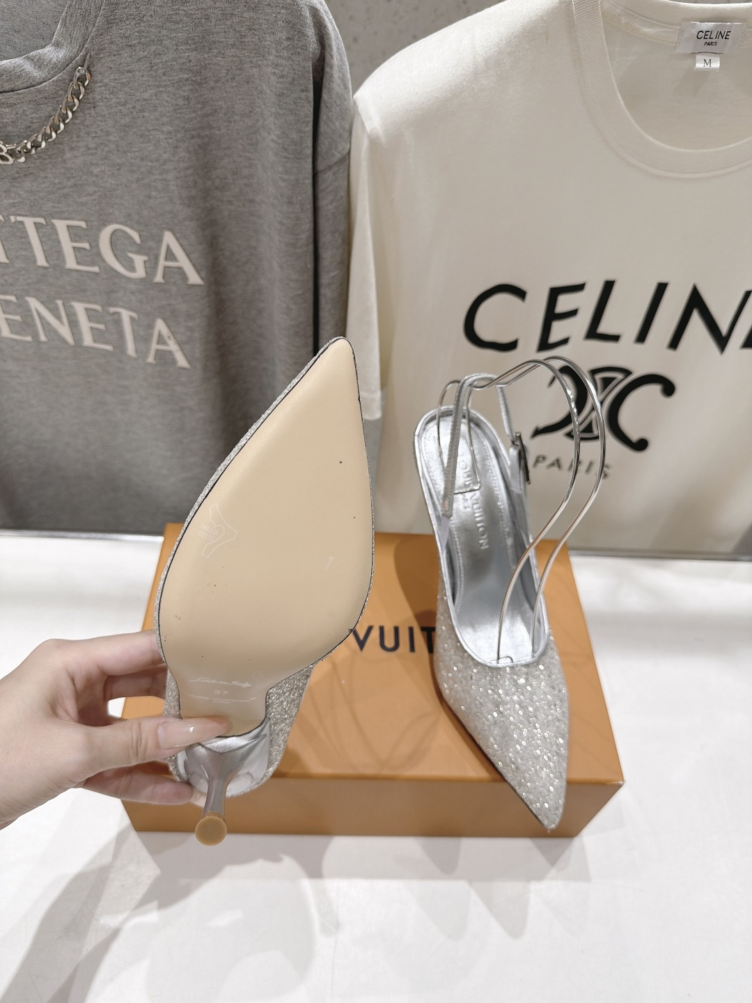 高版本出厂 Louis Vuitton ss26 new arrival LV驴牌夏季新款尖头后空高跟鞋凉鞋 简约精 高版本出厂 Louis Vuitton ss26 new arrival LV驴牌夏季新款尖头后空高跟鞋凉鞋 简约精