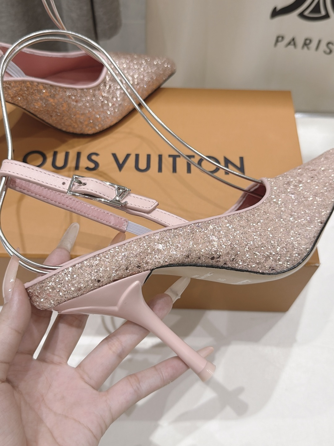 高版本出厂 Louis Vuitton ss26 new arrival LV驴牌夏季新款尖头后空高跟鞋凉鞋 简约精 高版本出厂 Louis Vuitton ss26 new arrival LV驴牌夏季新款尖头后空高跟鞋凉鞋 简约精