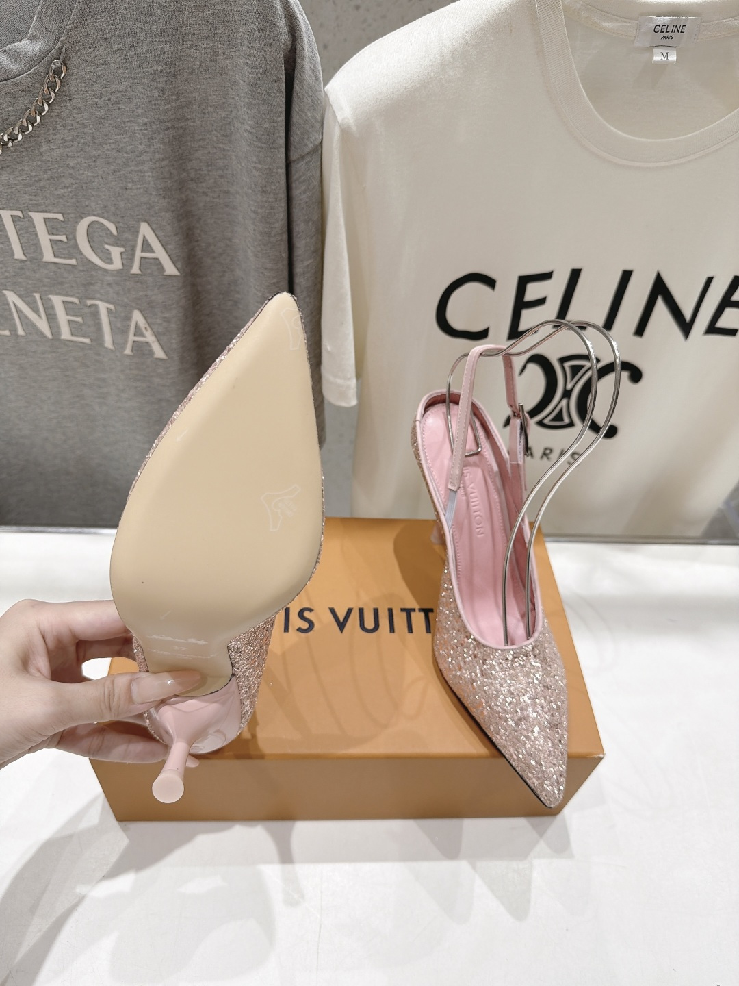 高版本出厂 Louis Vuitton ss26 new arrival LV驴牌夏季新款尖头后空高跟鞋凉鞋 简约精 高版本出厂 Louis Vuitton ss26 new arrival LV驴牌夏季新款尖头后空高跟鞋凉鞋 简约精