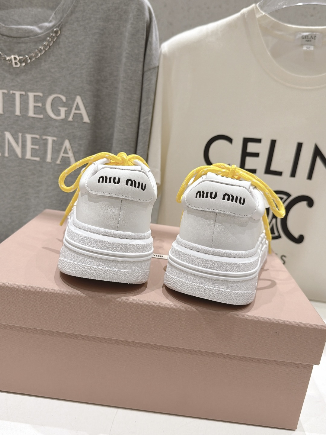 高版本出厂     MiuMiu*缪缪F027 2026ss新款厚底系带休闲鞋小白鞋  完美融合运动风和精致女人味。纯白