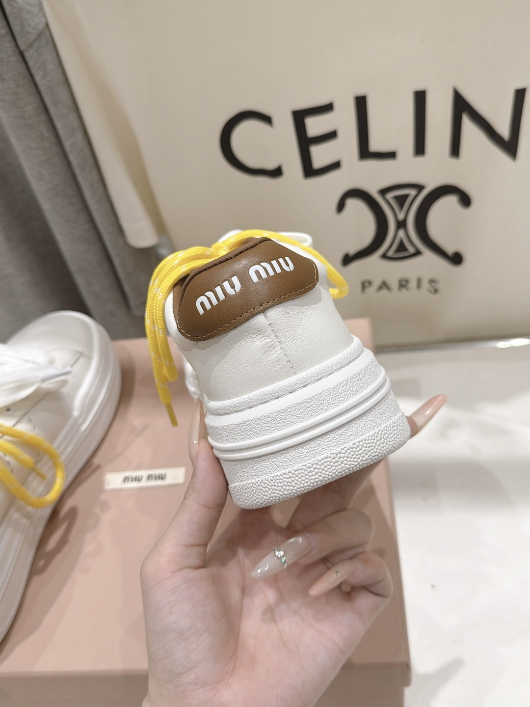 高版本出厂 MiuMiu*缪缪F027 2026ss新款厚底系带休闲鞋小白鞋 完美融合运动风和精致女人味。纯白 高版本出厂 MiuMiu*缪缪F027 2026ss新款厚底系带休闲鞋小白鞋 完美融合运动风和精致女人味。纯白