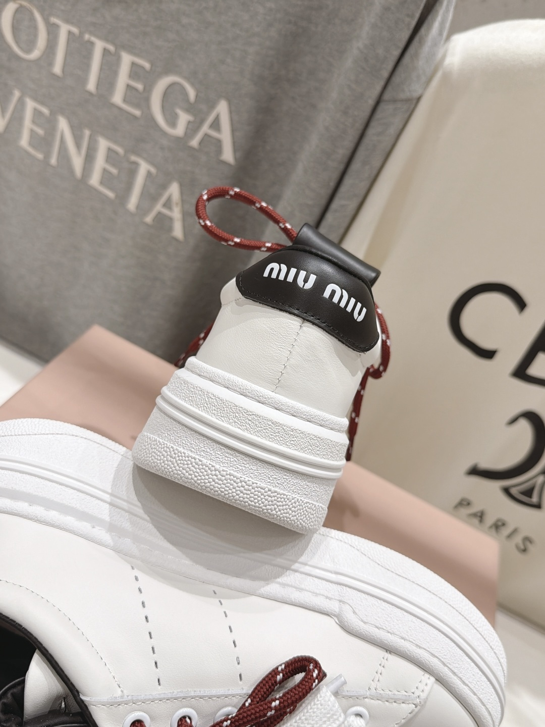 高版本出厂     MiuMiu*缪缪F027 2026ss新款厚底系带休闲鞋小白鞋  完美融合运动风和精致女人味。纯白