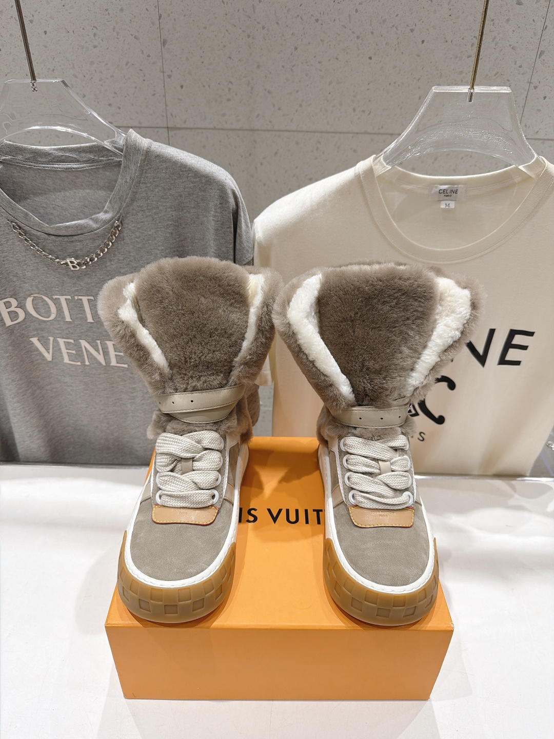 高版本出厂    LOUIS VUITTON～LV路易威登F048 L家驴牌新款厚底高帮羊毛休闲鞋毛靴短靴 原版购入开发