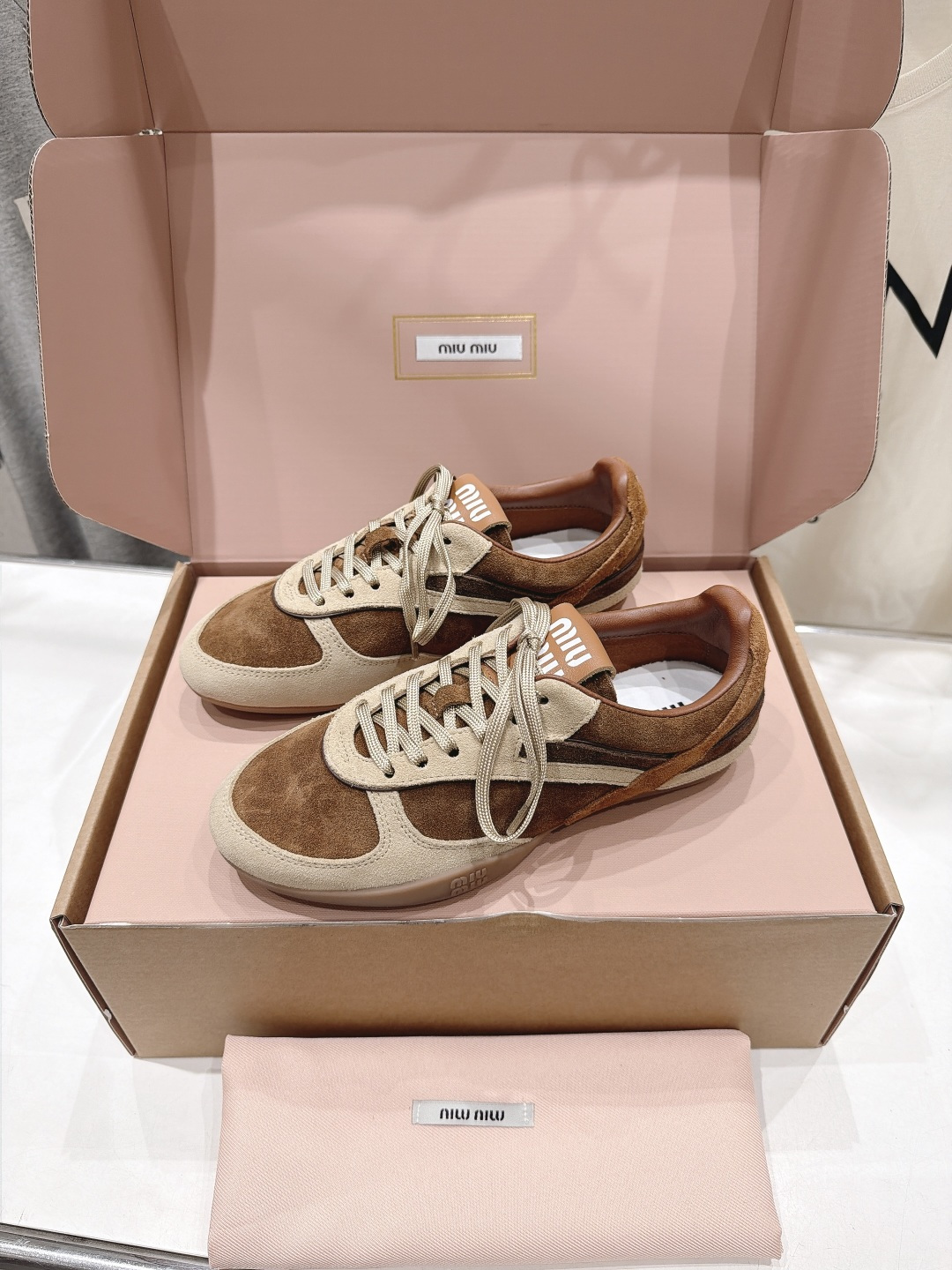 高版本出厂 皮面 MiuMiu缪缪F022 2026ss走秀新款系带运动休闲鞋小白鞋~ 今年主推款 复古时尚 简约 高版本出厂 皮面 MiuMiu缪缪F022 2026ss走秀新款系带运动休闲鞋小白鞋~ 今年主推款 复古时尚 简约
