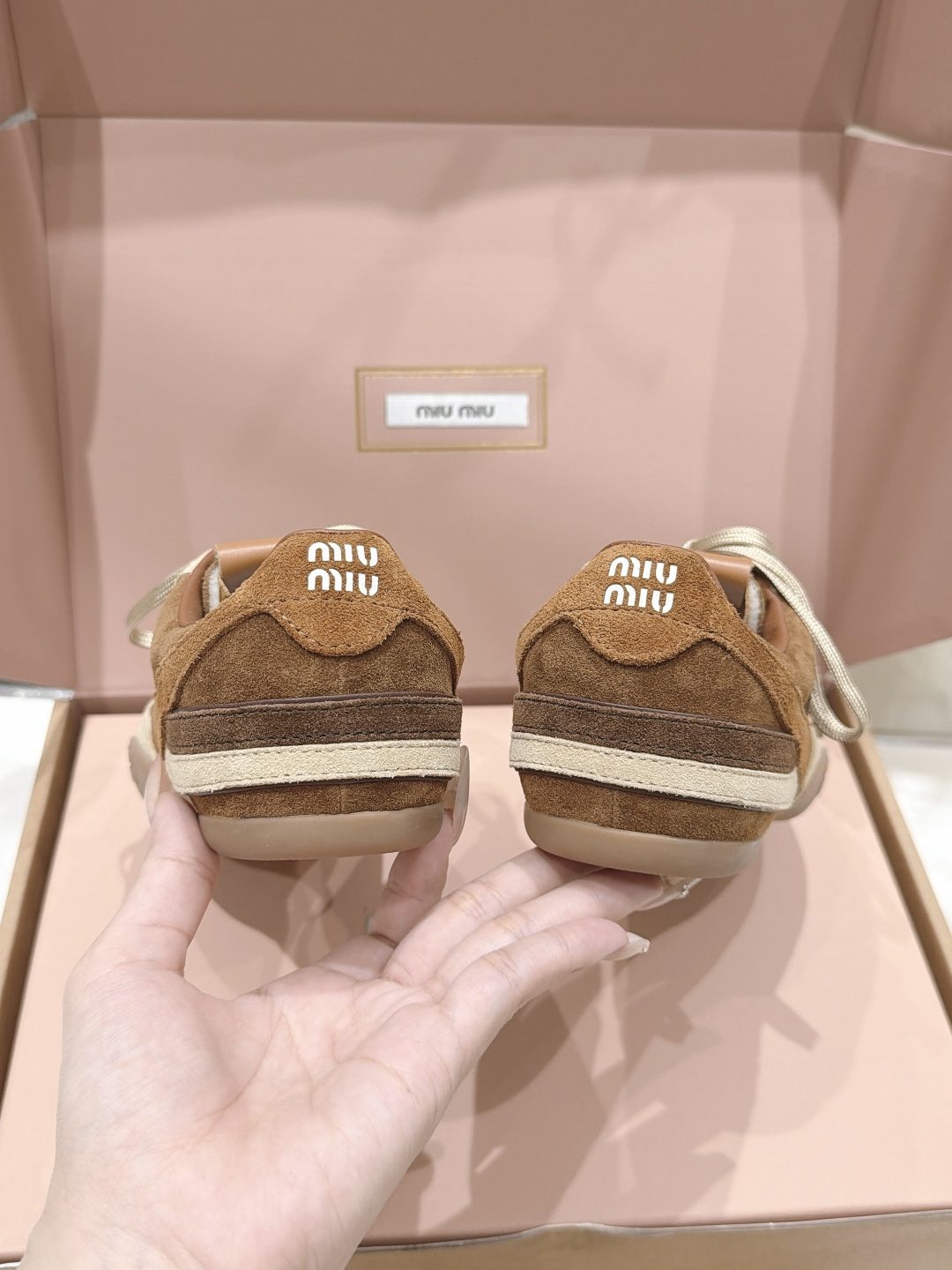 高版本出厂 皮面 MiuMiu缪缪F022 2026ss走秀新款系带运动休闲鞋小白鞋~ 今年主推款 复古时尚 简约 高版本出厂 皮面 MiuMiu缪缪F022 2026ss走秀新款系带运动休闲鞋小白鞋~ 今年主推款 复古时尚 简约