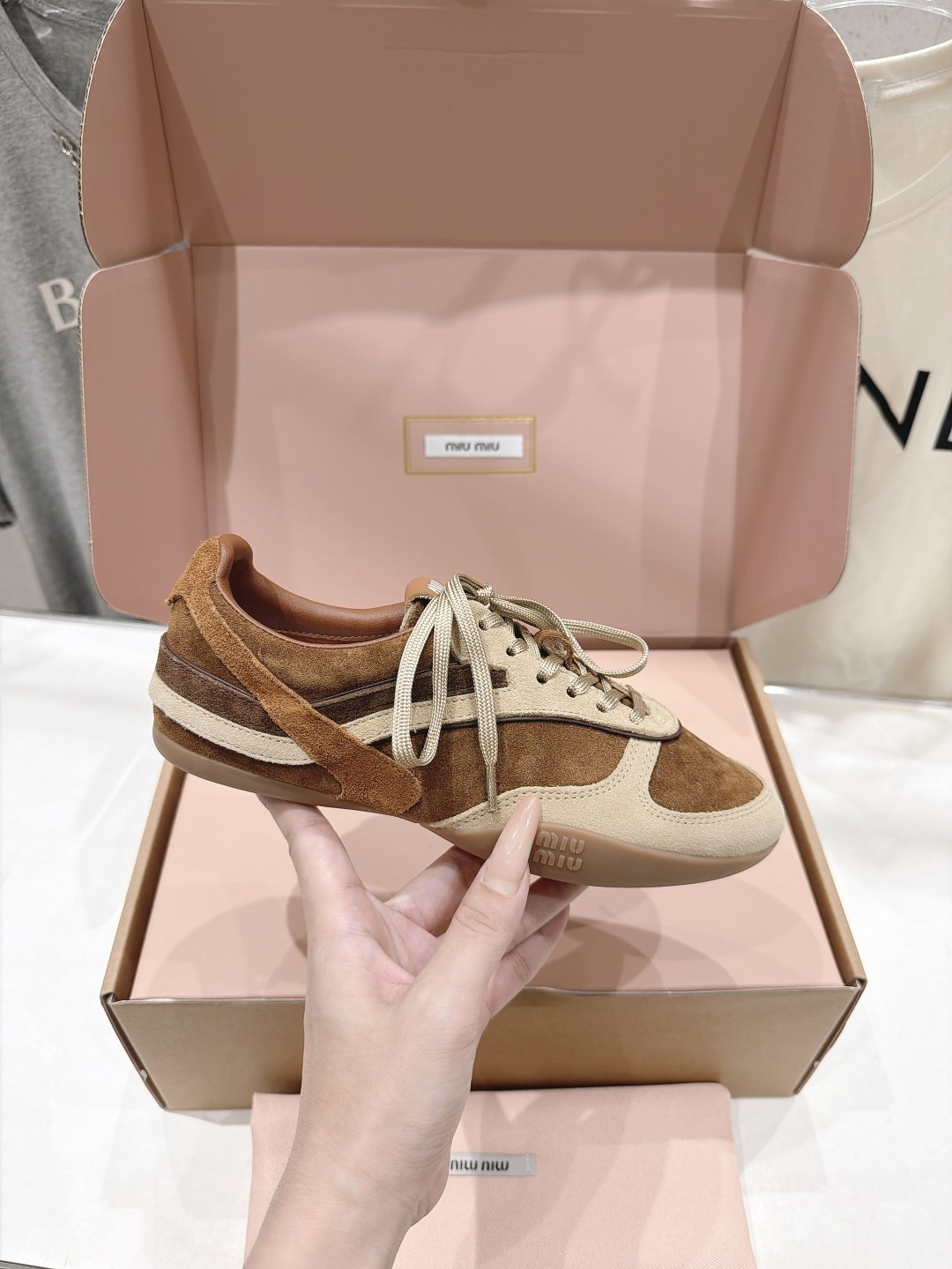高版本出厂 皮面 MiuMiu缪缪F022 2026ss走秀新款系带运动休闲鞋小白鞋~ 今年主推款 复古时尚 简约 高版本出厂 皮面 MiuMiu缪缪F022 2026ss走秀新款系带运动休闲鞋小白鞋~ 今年主推款 复古时尚 简约