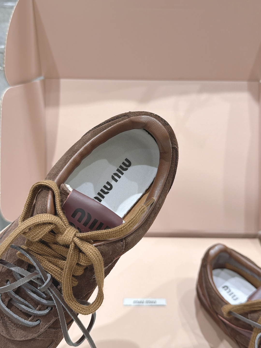 高版本出厂 皮面 MiuMiu缪缪F022 2026ss走秀新款系带运动休闲鞋小白鞋~ 今年主推款 复古时尚 简约 高版本出厂 皮面 MiuMiu缪缪F022 2026ss走秀新款系带运动休闲鞋小白鞋~ 今年主推款 复古时尚 简约