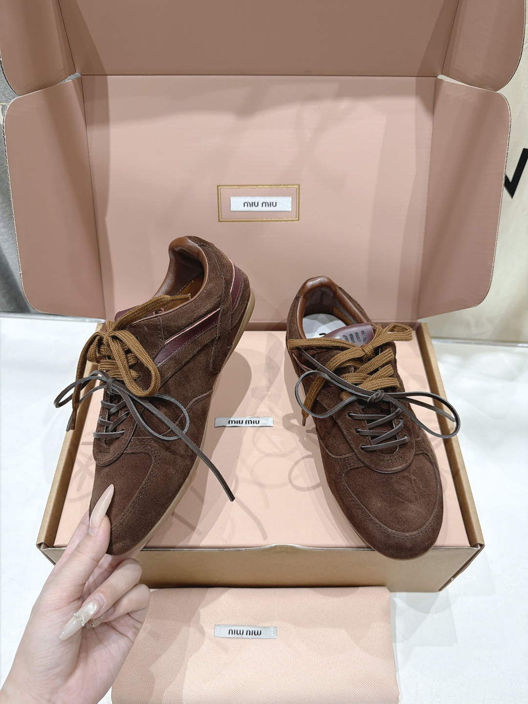 高版本出厂 皮面 MiuMiu缪缪F022 2026ss走秀新款系带运动休闲鞋小白鞋~ 今年主推款 复古时尚 简约 高版本出厂 皮面 MiuMiu缪缪F022 2026ss走秀新款系带运动休闲鞋小白鞋~ 今年主推款 复古时尚 简约