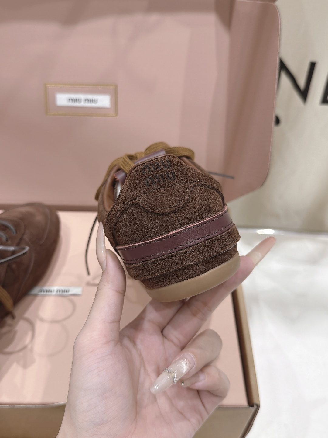 高版本出厂 皮面 MiuMiu缪缪F022 2026ss走秀新款系带运动休闲鞋小白鞋~ 今年主推款 复古时尚 简约 高版本出厂 皮面 MiuMiu缪缪F022 2026ss走秀新款系带运动休闲鞋小白鞋~ 今年主推款 复古时尚 简约