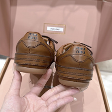 高版本出厂 皮面 MiuMiu缪缪F022 2026ss走秀新款系带搭扣运动休闲鞋 今年主推款 复古时尚 简约高级 高版本出厂 皮面 MiuMiu缪缪F022 2026ss走秀新款系带搭扣运动休闲鞋 今年主推款 复古时尚 简约高级