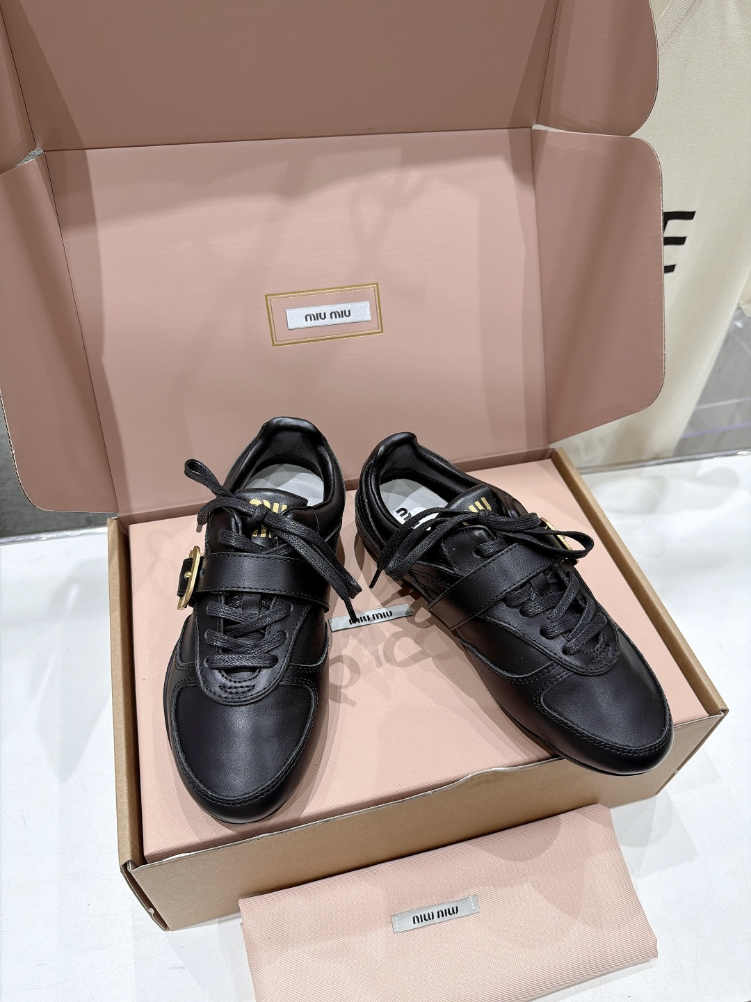 高版本出厂 皮面 MiuMiu缪缪F022 2026ss走秀新款系带搭扣运动休闲鞋 今年主推款 复古时尚 简约高级 高版本出厂 皮面 MiuMiu缪缪F022 2026ss走秀新款系带搭扣运动休闲鞋 今年主推款 复古时尚 简约高级