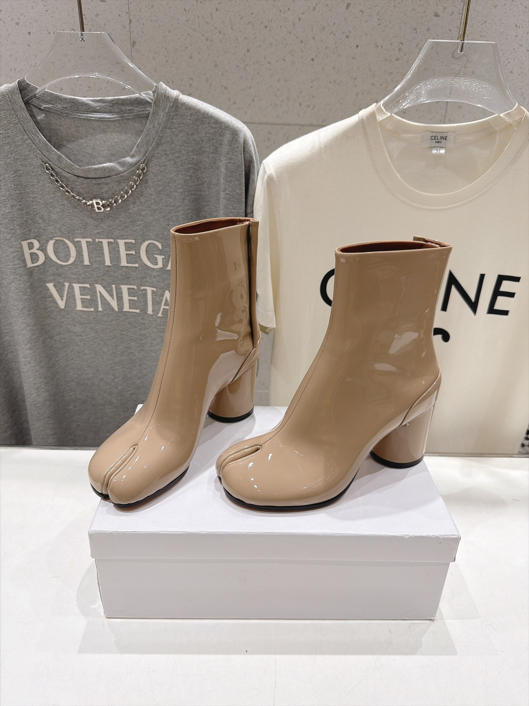 高版本出厂   Maison Margiela MM6马吉拉F020 26ss秋冬季新品分趾靴粗跟短靴 MM6这款分趾短