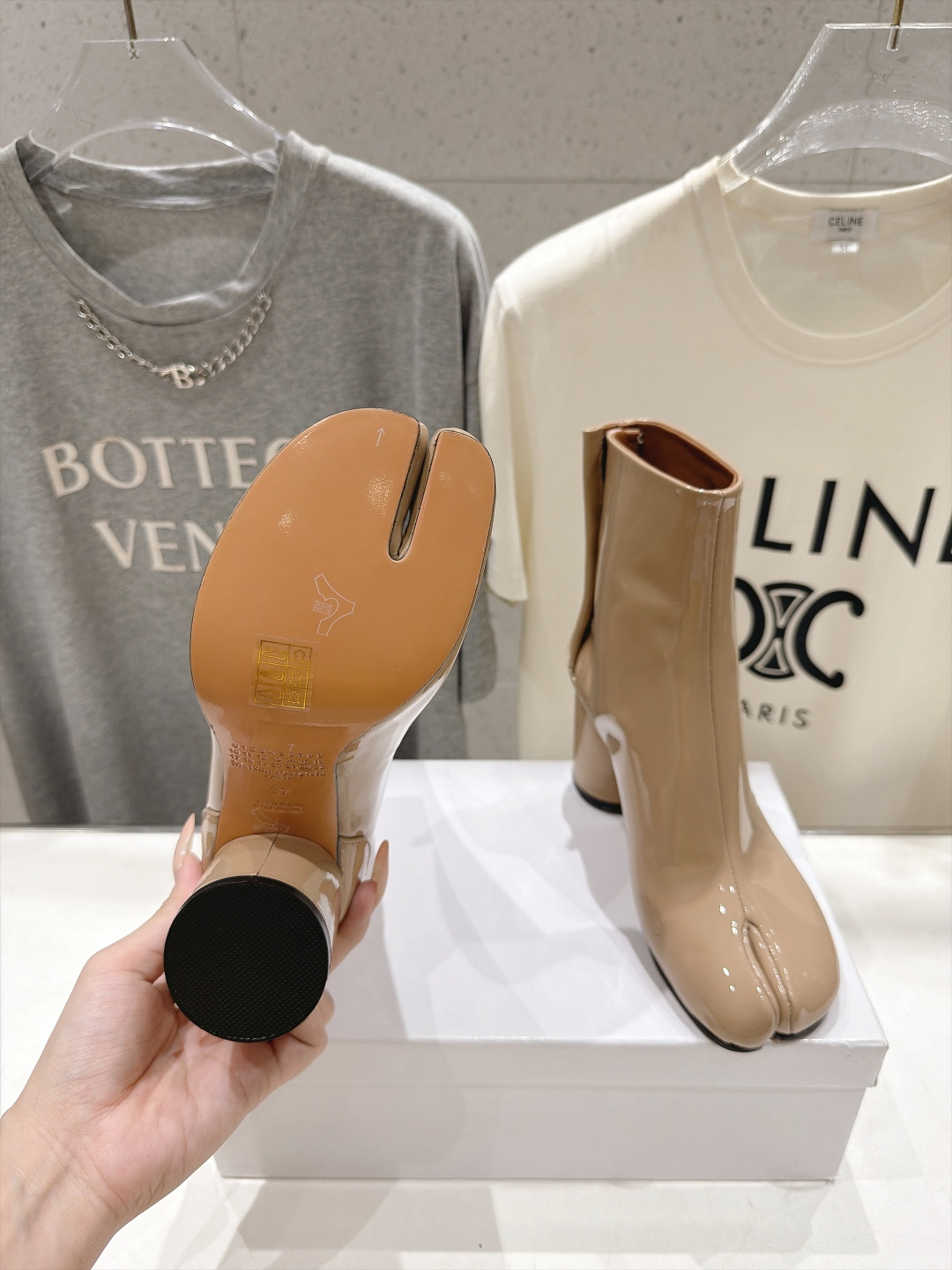高版本出厂   Maison Margiela MM6马吉拉F020 26ss秋冬季新品分趾靴粗跟短靴 MM6这款分趾短