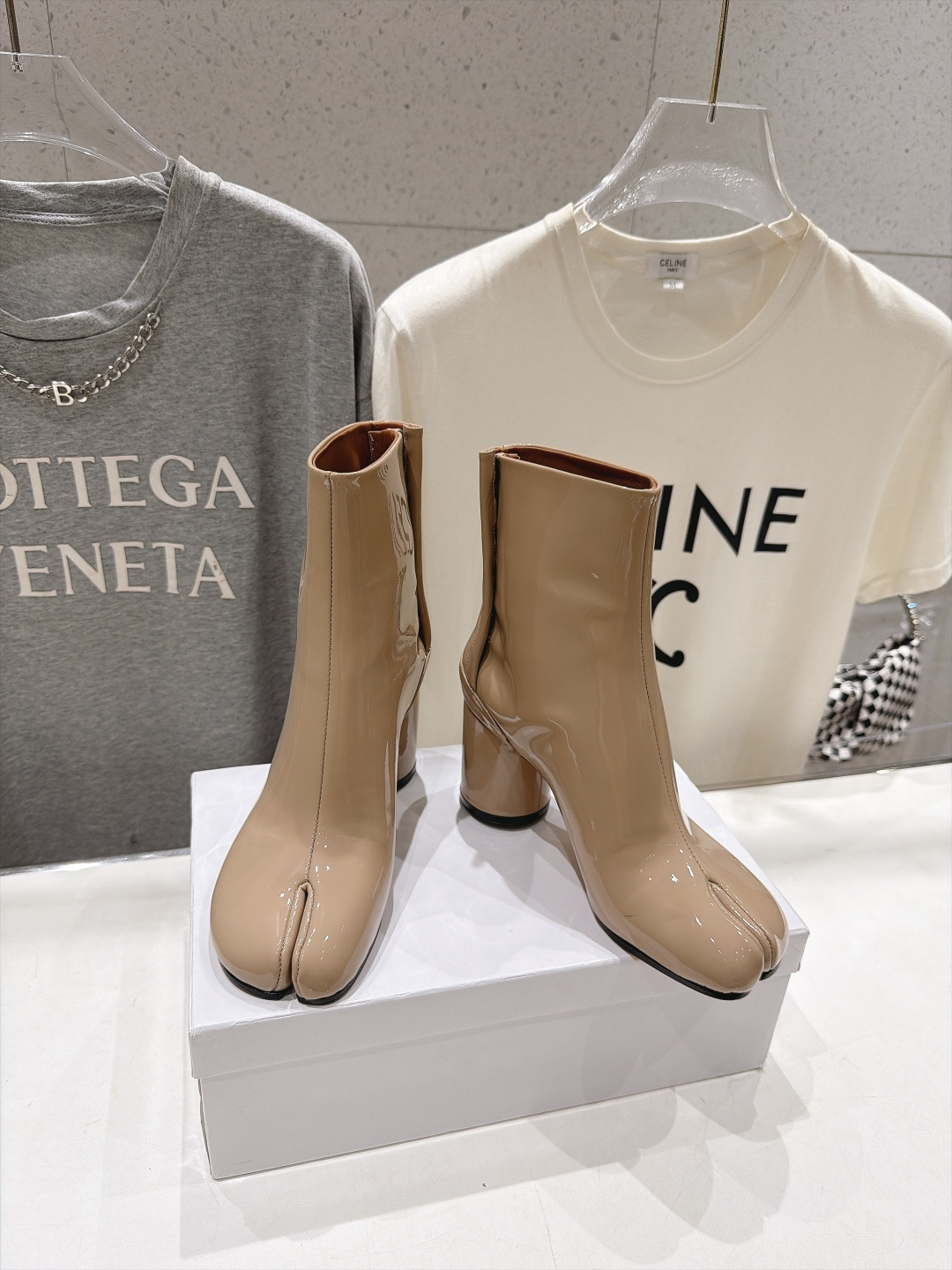 高版本出厂   Maison Margiela MM6马吉拉F020 26ss秋冬季新品分趾靴粗跟短靴 MM6这款分趾短