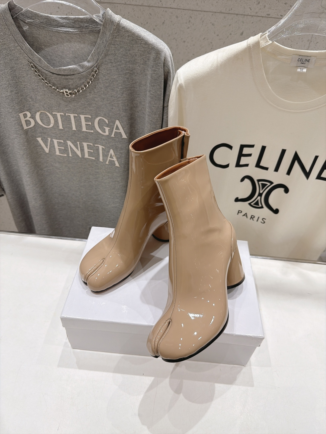 高版本出厂   Maison Margiela MM6马吉拉F020 26ss秋冬季新品分趾靴粗跟短靴 MM6这款分趾短