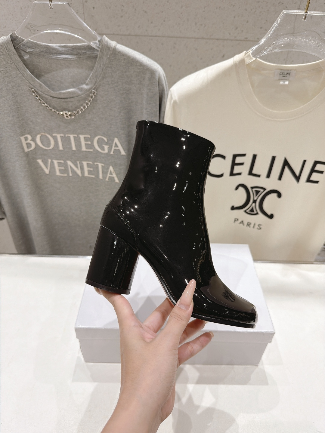 高版本出厂   Maison Margiela MM6马吉拉F020 26ss秋冬季新品分趾靴粗跟短靴 MM6这款分趾短