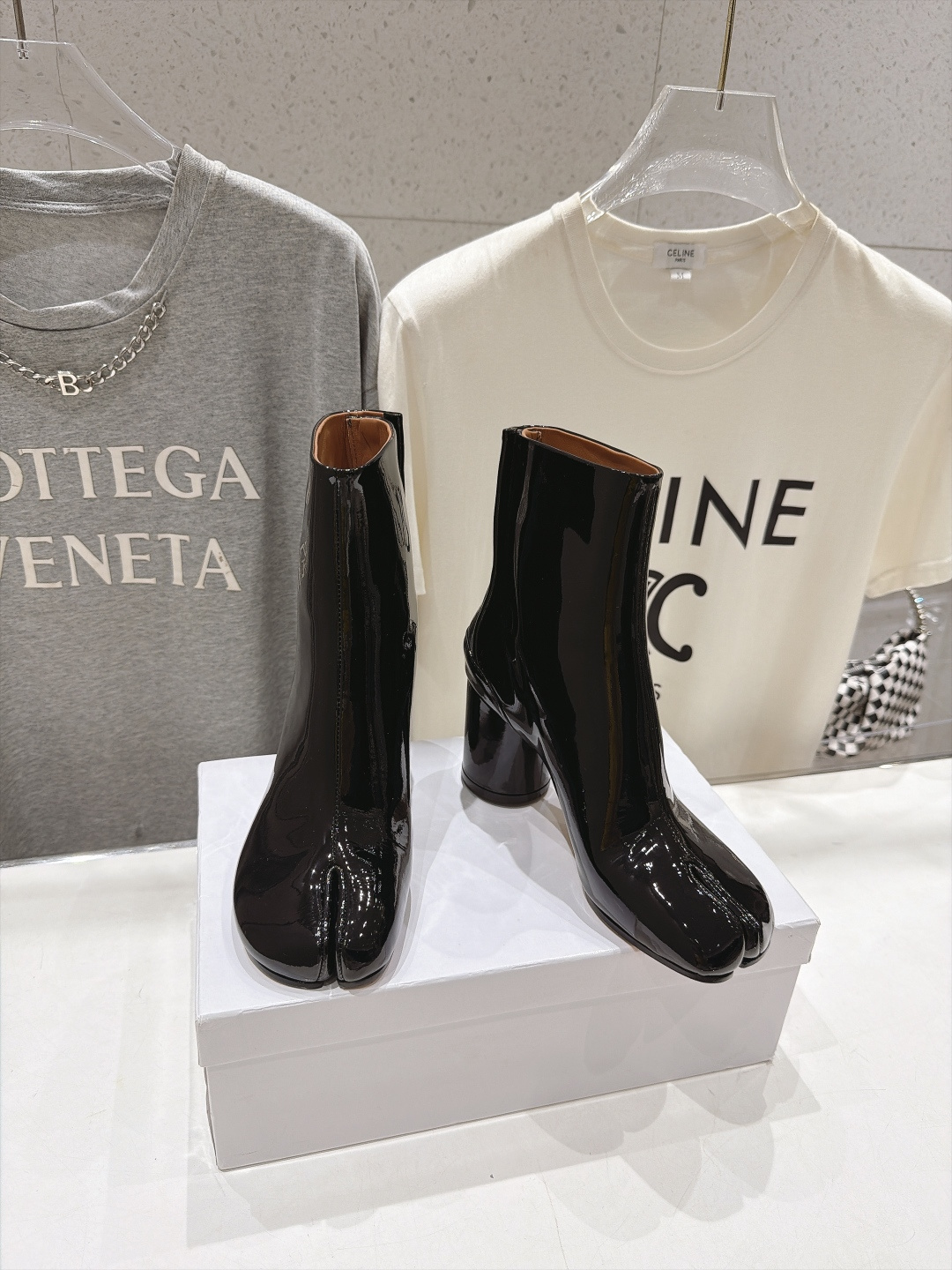 高版本出厂   Maison Margiela MM6马吉拉F020 26ss秋冬季新品分趾靴粗跟短靴 MM6这款分趾短