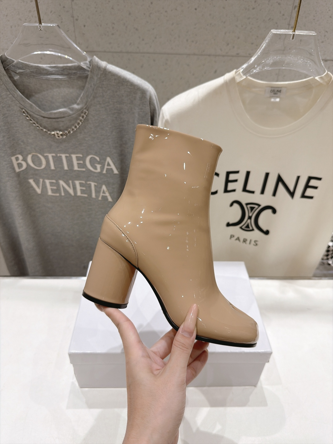 高版本出厂   Maison Margiela MM6马吉拉F020 26ss秋冬季新品分趾靴粗跟短靴 MM6这款分趾短