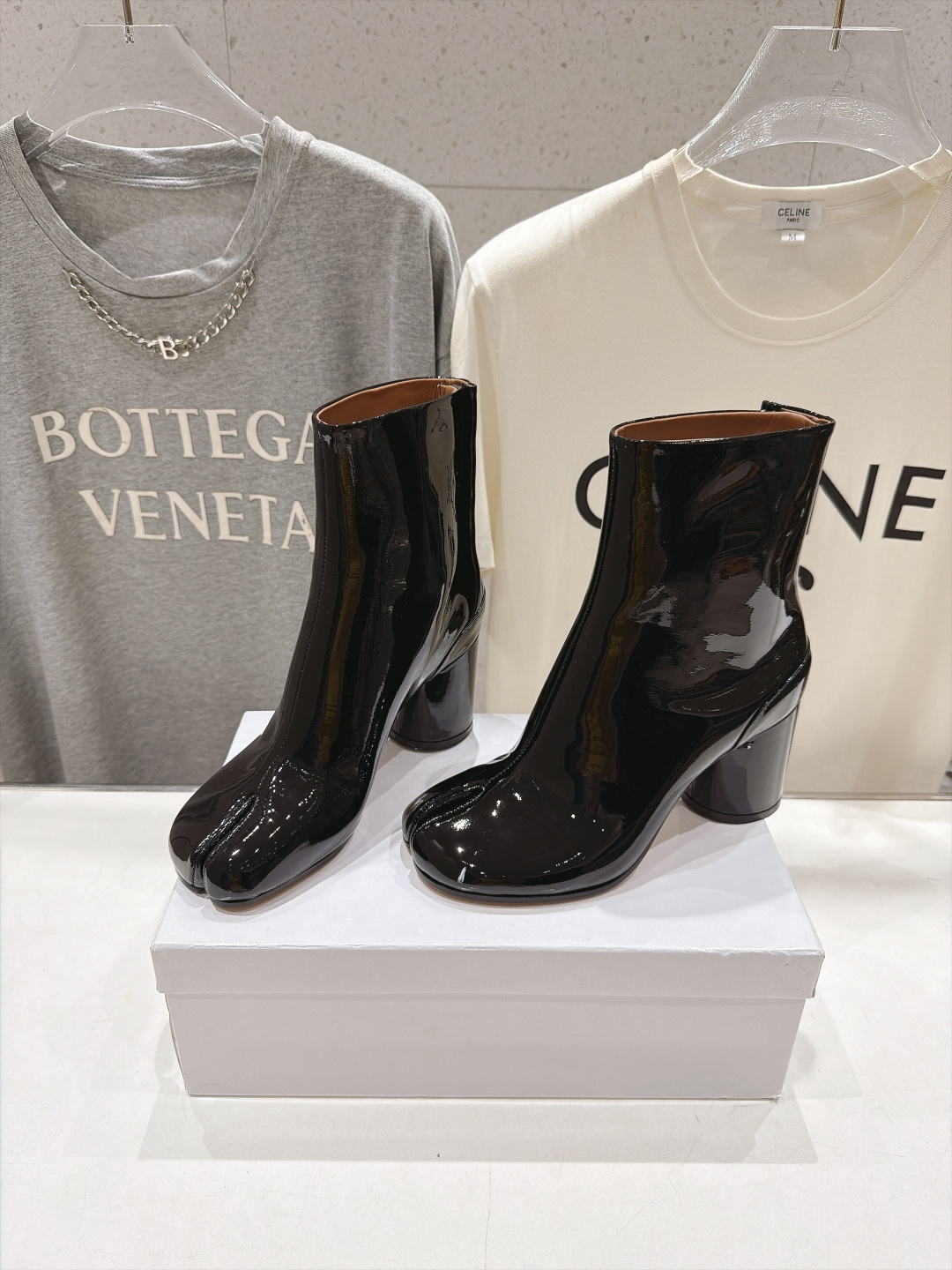 高版本出厂   Maison Margiela MM6马吉拉F020 26ss秋冬季新品分趾靴粗跟短靴 MM6这款分趾短