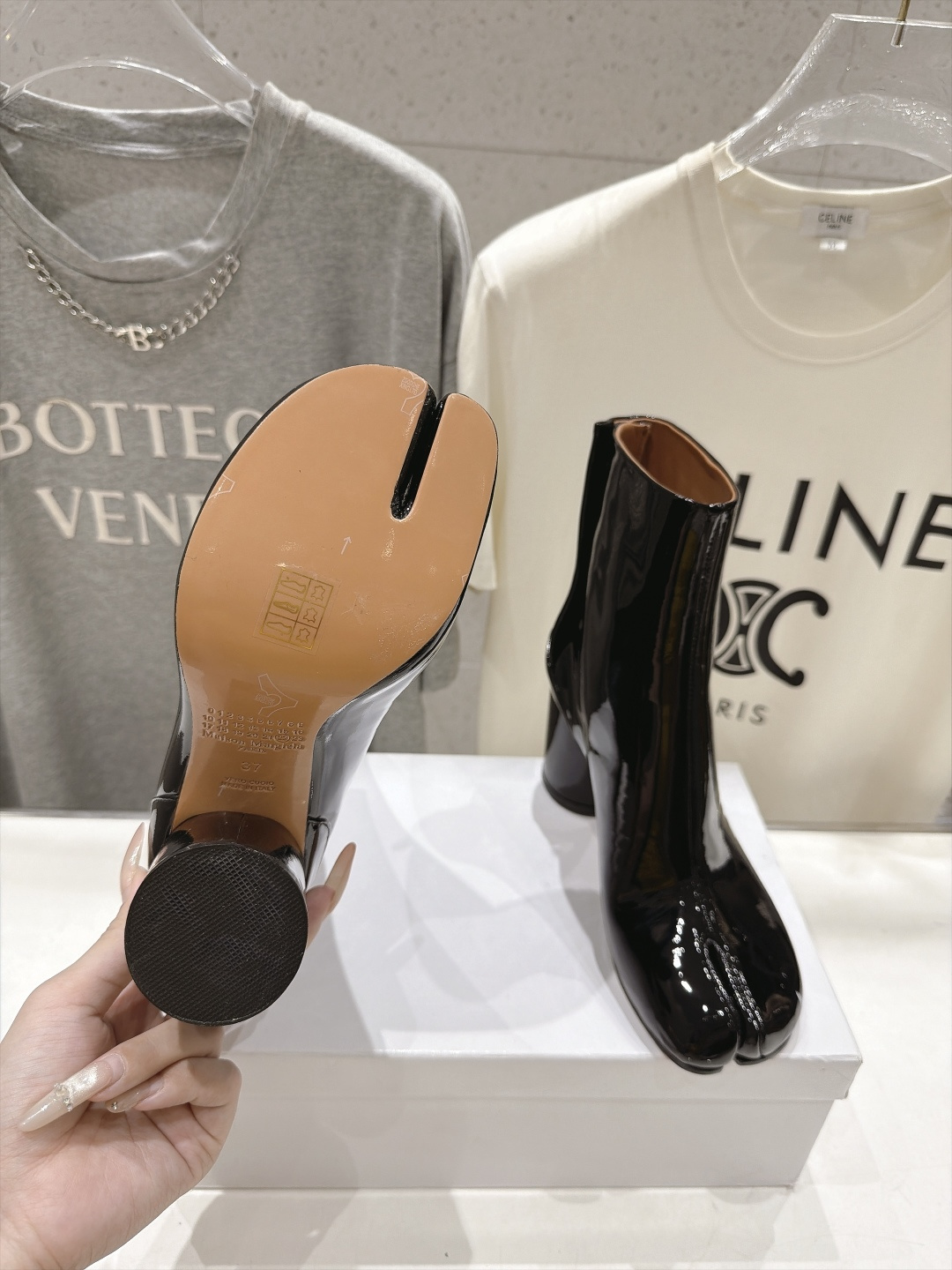 高版本出厂   Maison Margiela MM6马吉拉F020 26ss秋冬季新品分趾靴粗跟短靴 MM6这款分趾短
