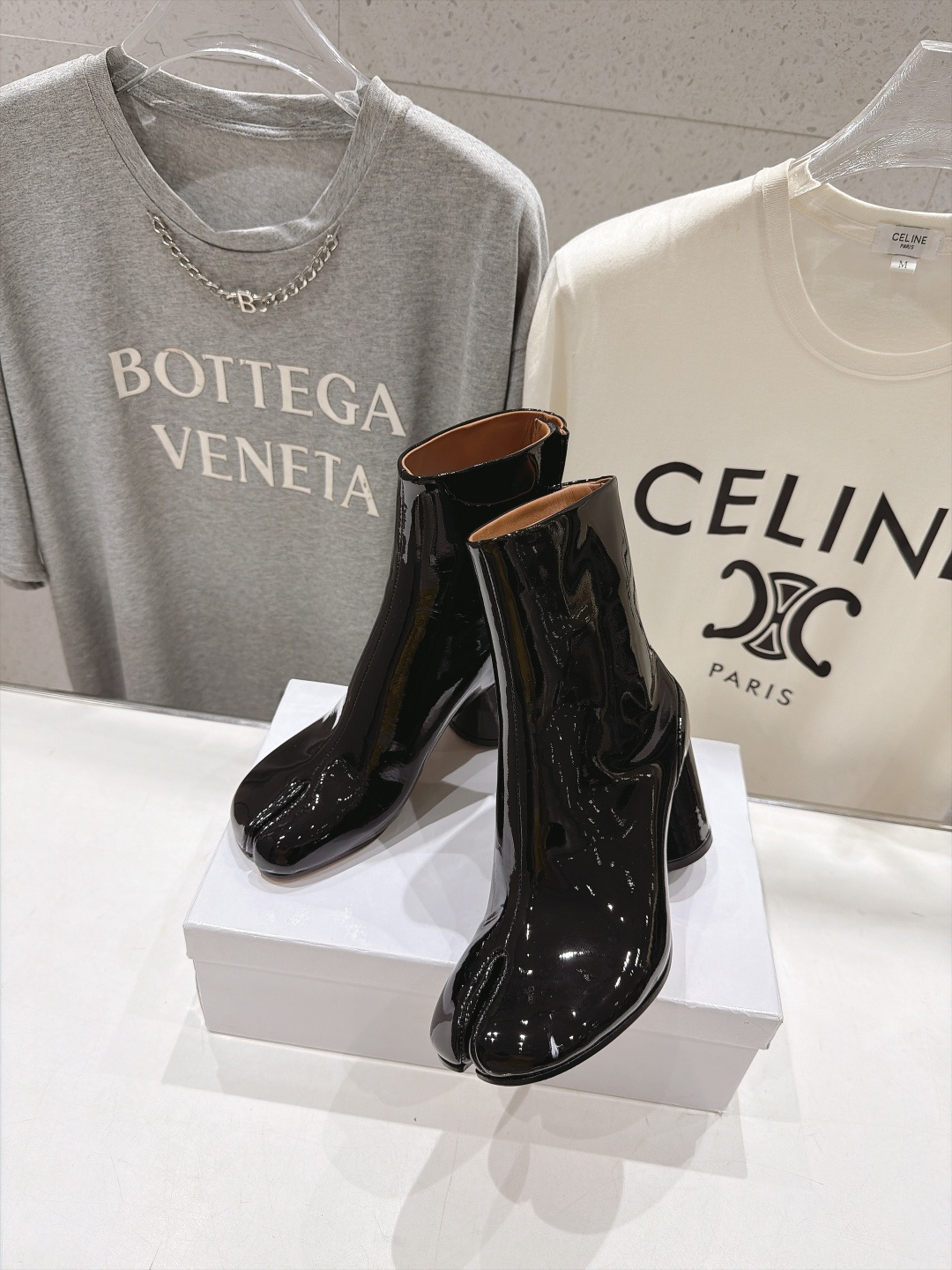 高版本出厂   Maison Margiela MM6马吉拉F020 26ss秋冬季新品分趾靴粗跟短靴 MM6这款分趾短