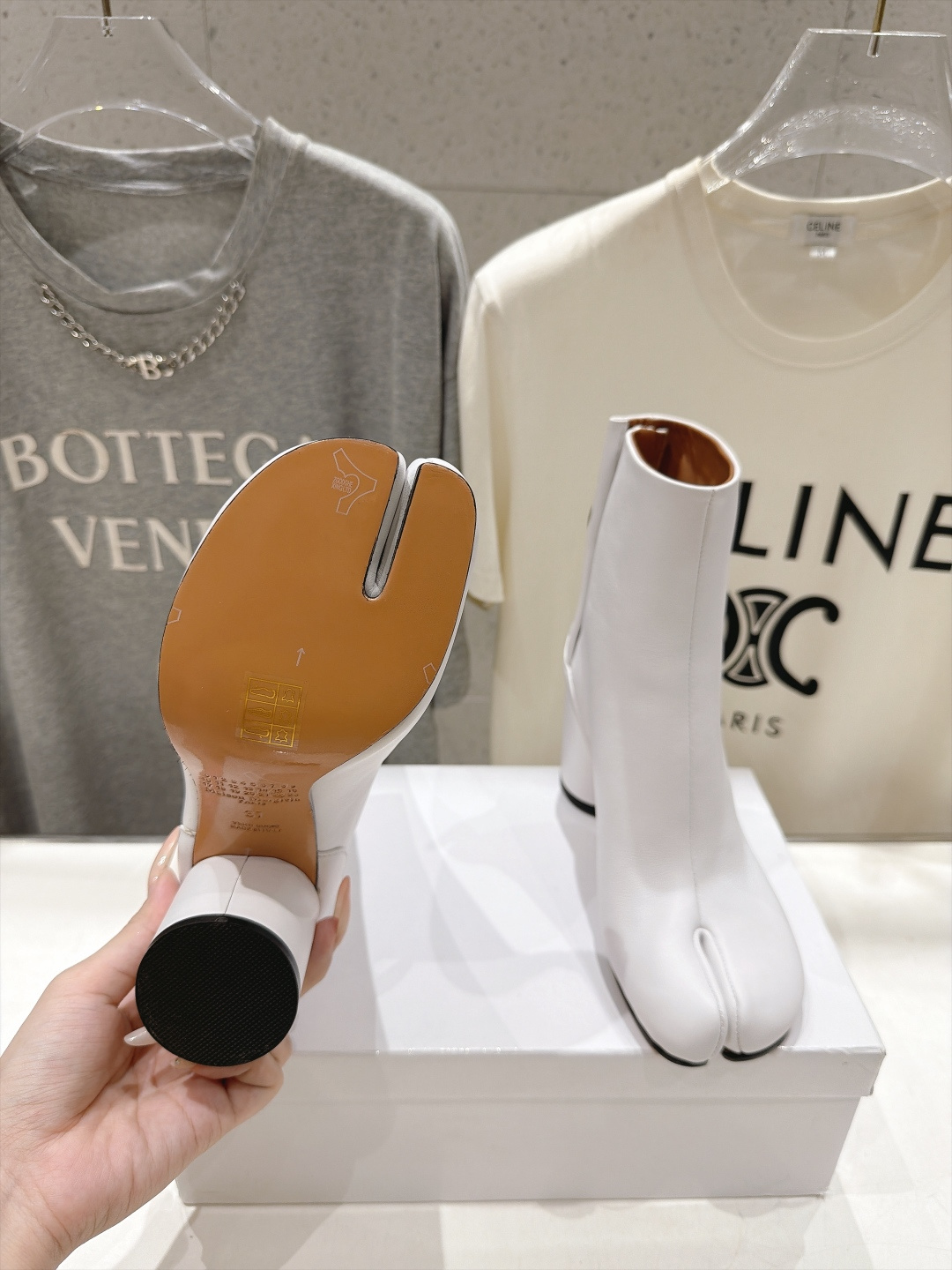 高版本出厂   Maison Margiela MM6马吉拉F020 26ss秋冬季新品分趾靴粗跟短靴 MM6这款分趾短