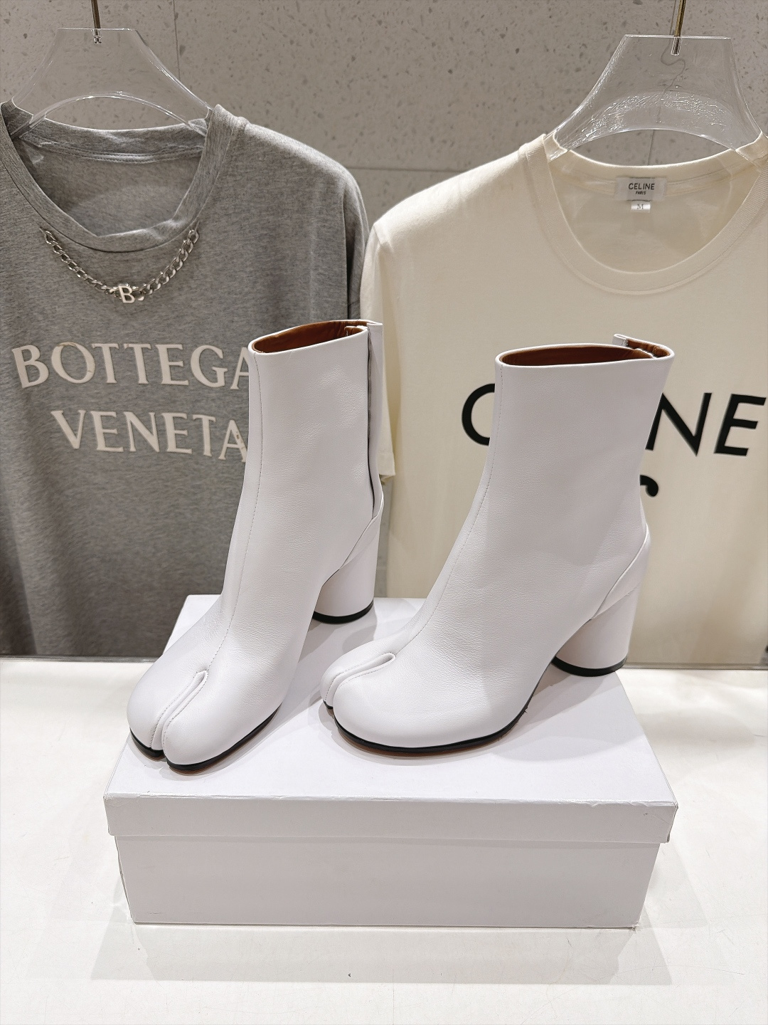 高版本出厂   Maison Margiela MM6马吉拉F020 26ss秋冬季新品分趾靴粗跟短靴 MM6这款分趾短