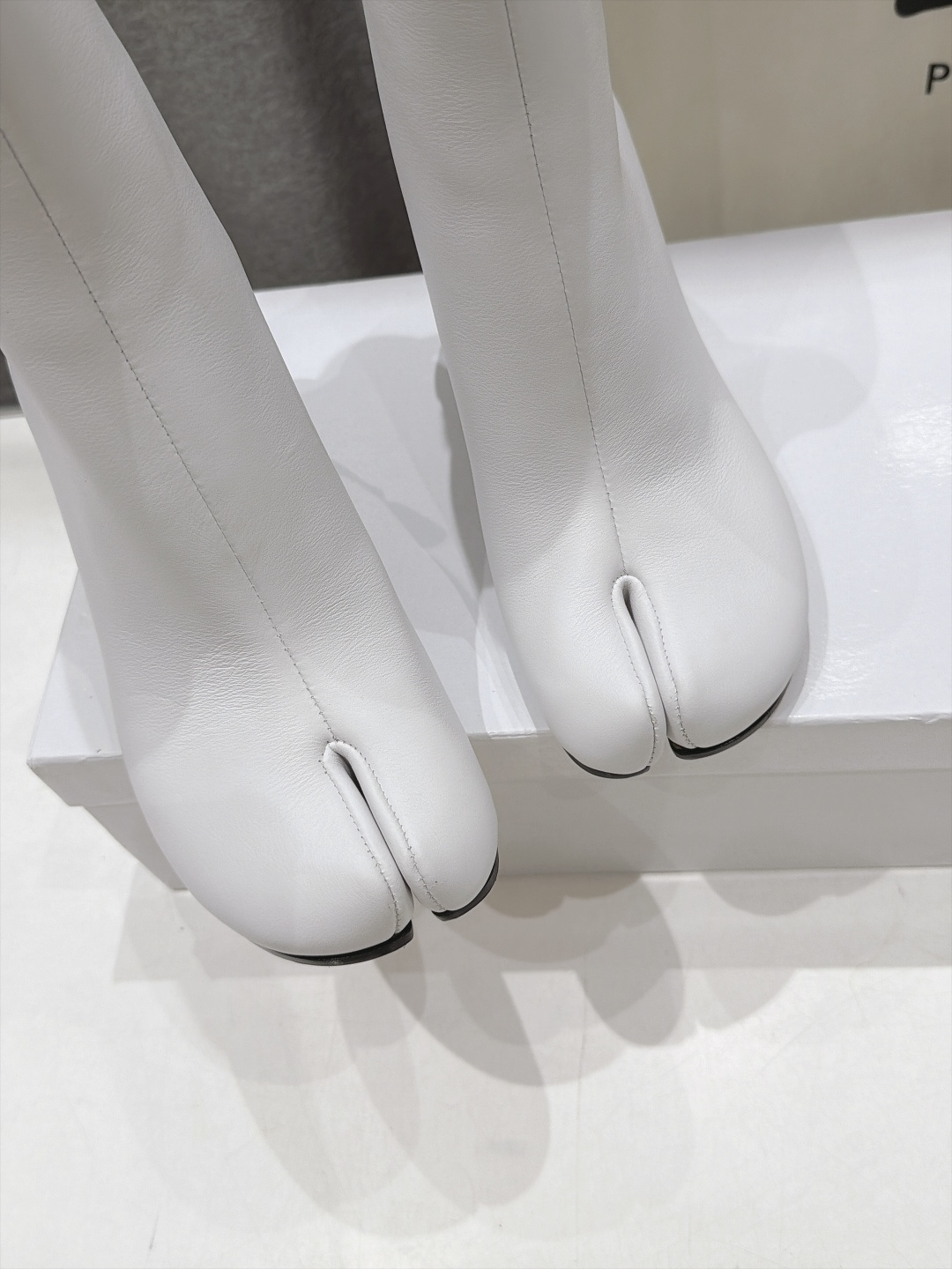 高版本出厂   Maison Margiela MM6马吉拉F020 26ss秋冬季新品分趾靴粗跟短靴 MM6这款分趾短