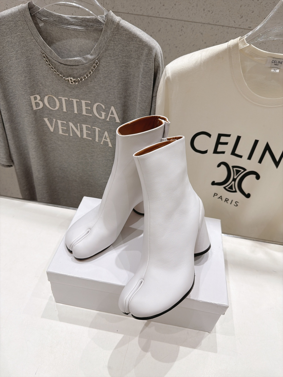 高版本出厂   Maison Margiela MM6马吉拉F020 26ss秋冬季新品分趾靴粗跟短靴 MM6这款分趾短