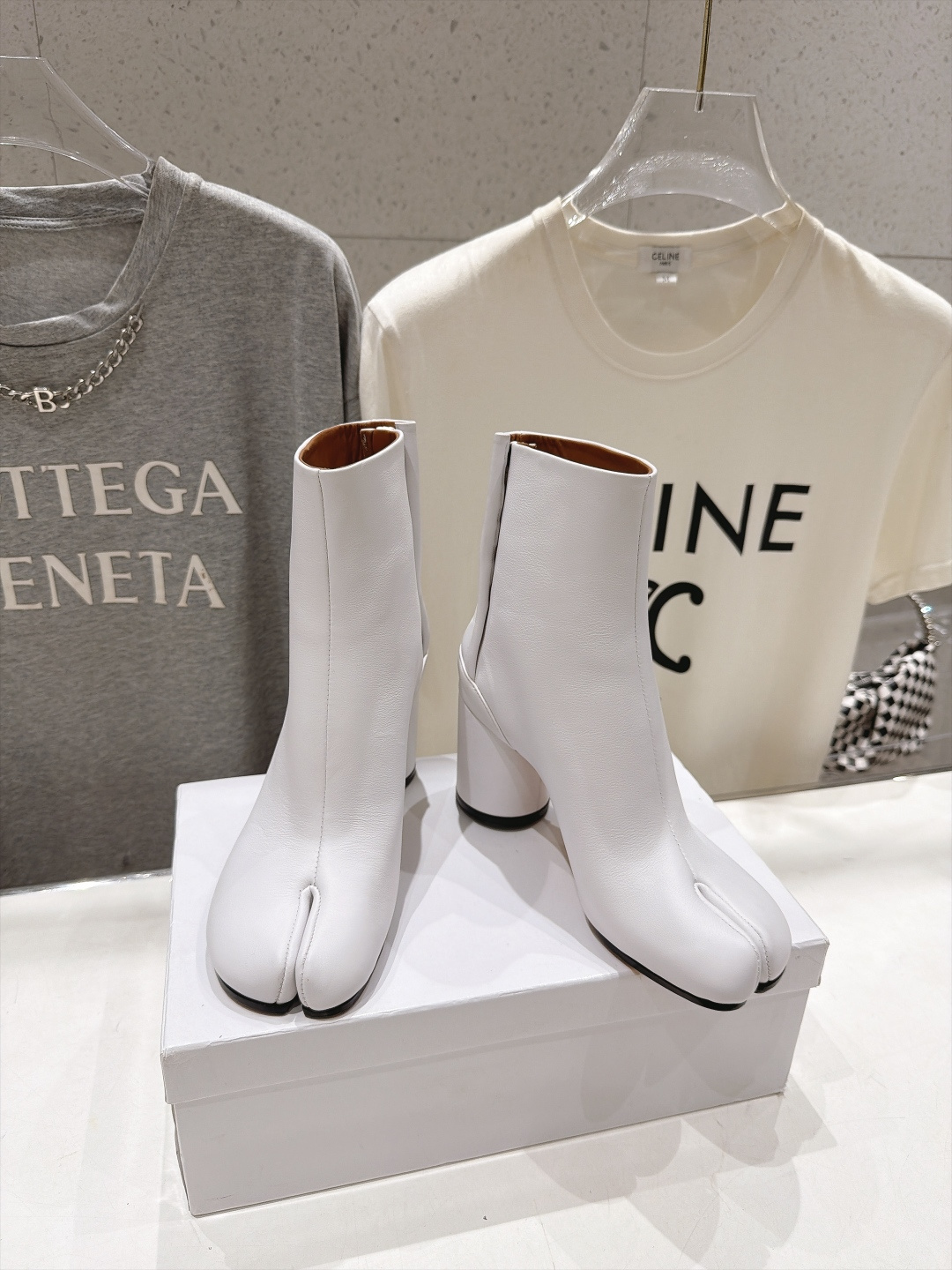 高版本出厂   Maison Margiela MM6马吉拉F020 26ss秋冬季新品分趾靴粗跟短靴 MM6这款分趾短