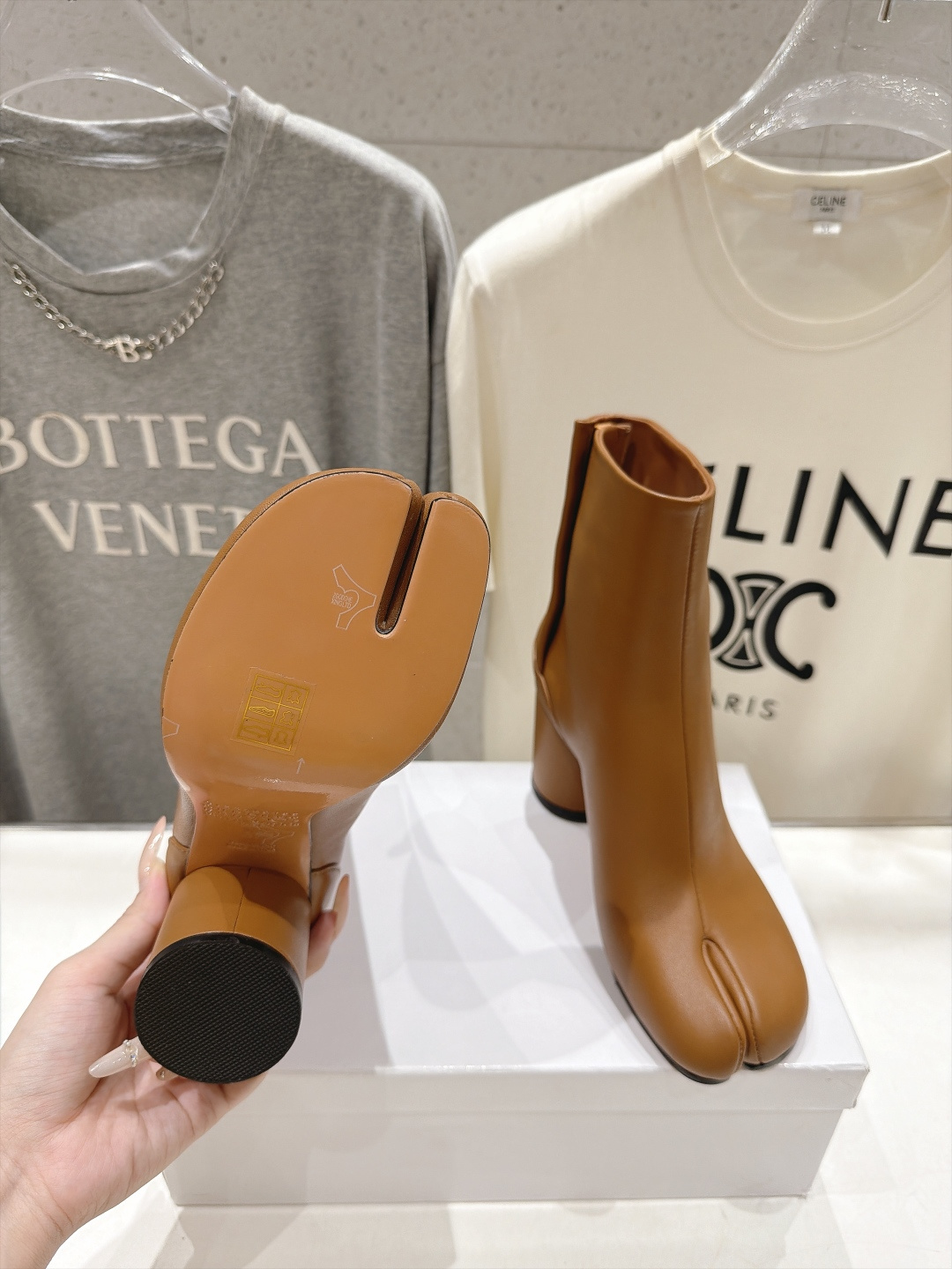 高版本出厂   Maison Margiela MM6马吉拉F020 26ss秋冬季新品分趾靴粗跟短靴 MM6这款分趾短