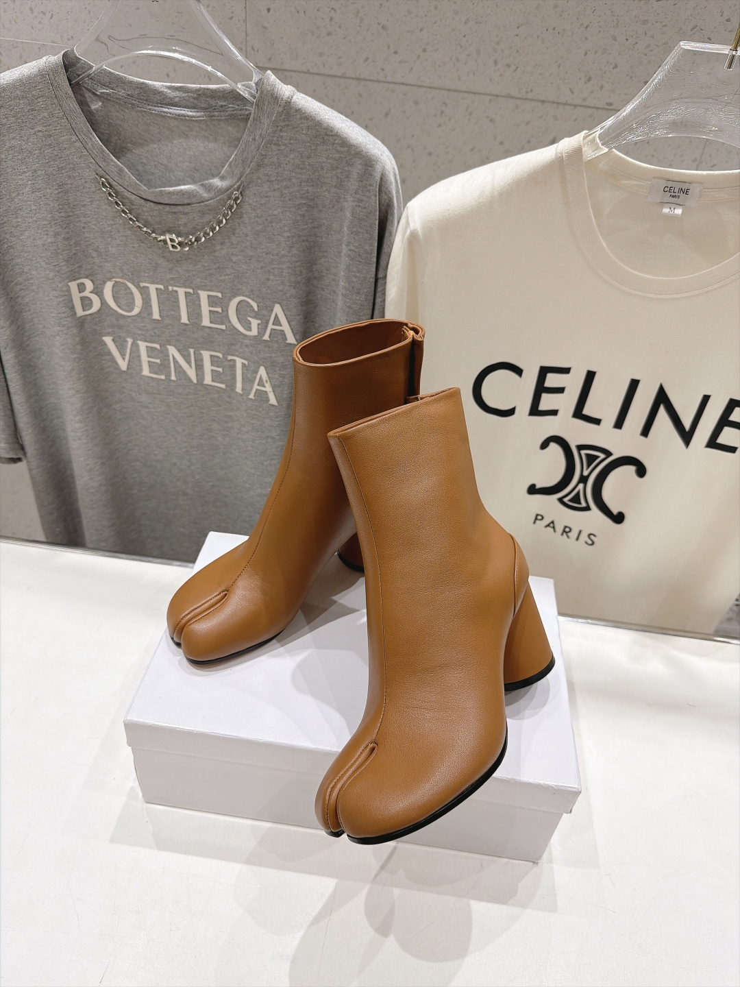 高版本出厂   Maison Margiela MM6马吉拉F020 26ss秋冬季新品分趾靴粗跟短靴 MM6这款分趾短